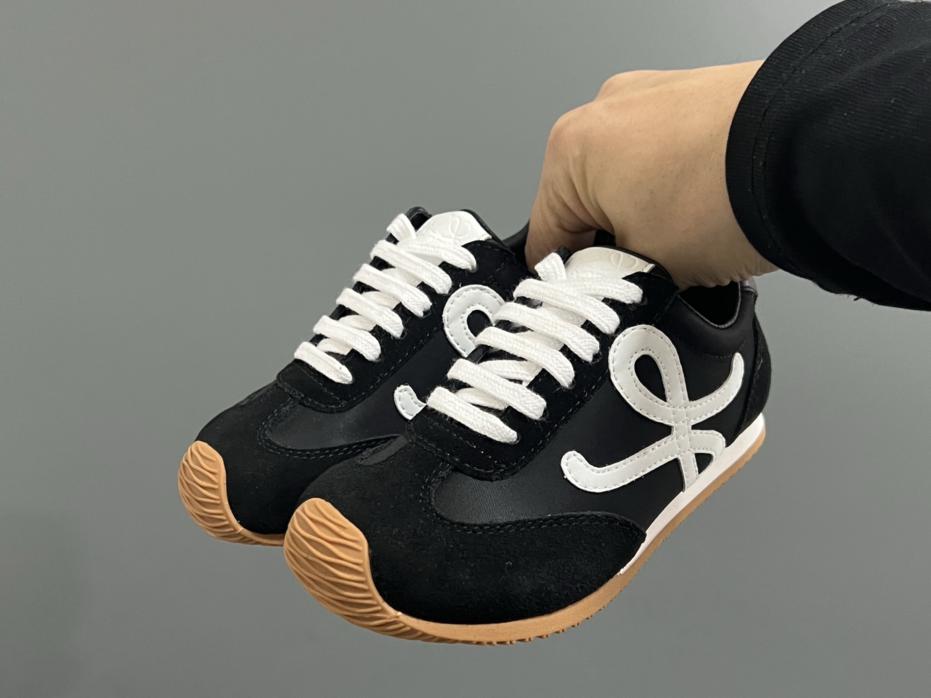 图片[2]-罗意威正确版鞋带儿童休闲鞋 尺码：26-37码 经典罗意威款式🆕 正确版不对称鞋头设计👍🏻 优质皮料拼接，质感满满💯 附赠鞋带扣，穿脱超方便✌🏻 橡胶耐磨防滑大底，脚感超舒适☁️-选品中心