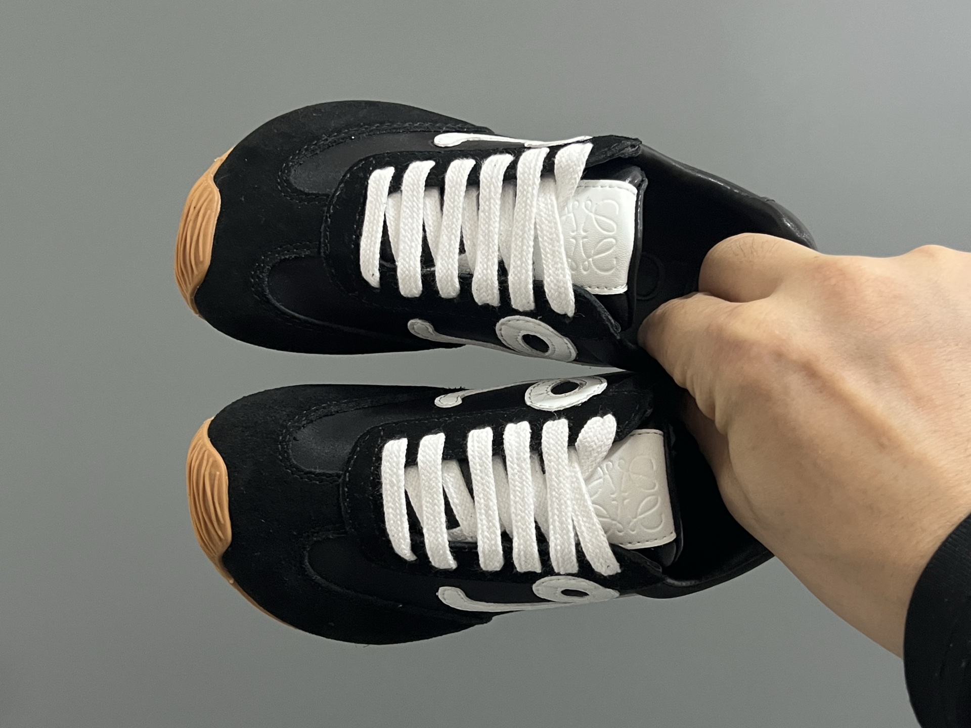 罗意威正确版鞋带儿童休闲鞋 尺码：26-37码 经典罗意威款式🆕 正确版不对称鞋头设计👍🏻 优质皮料拼接，质感满满💯 附赠鞋带扣，穿脱超方便✌🏻 橡胶耐磨防滑大底，脚感超舒适☁️-选品中心