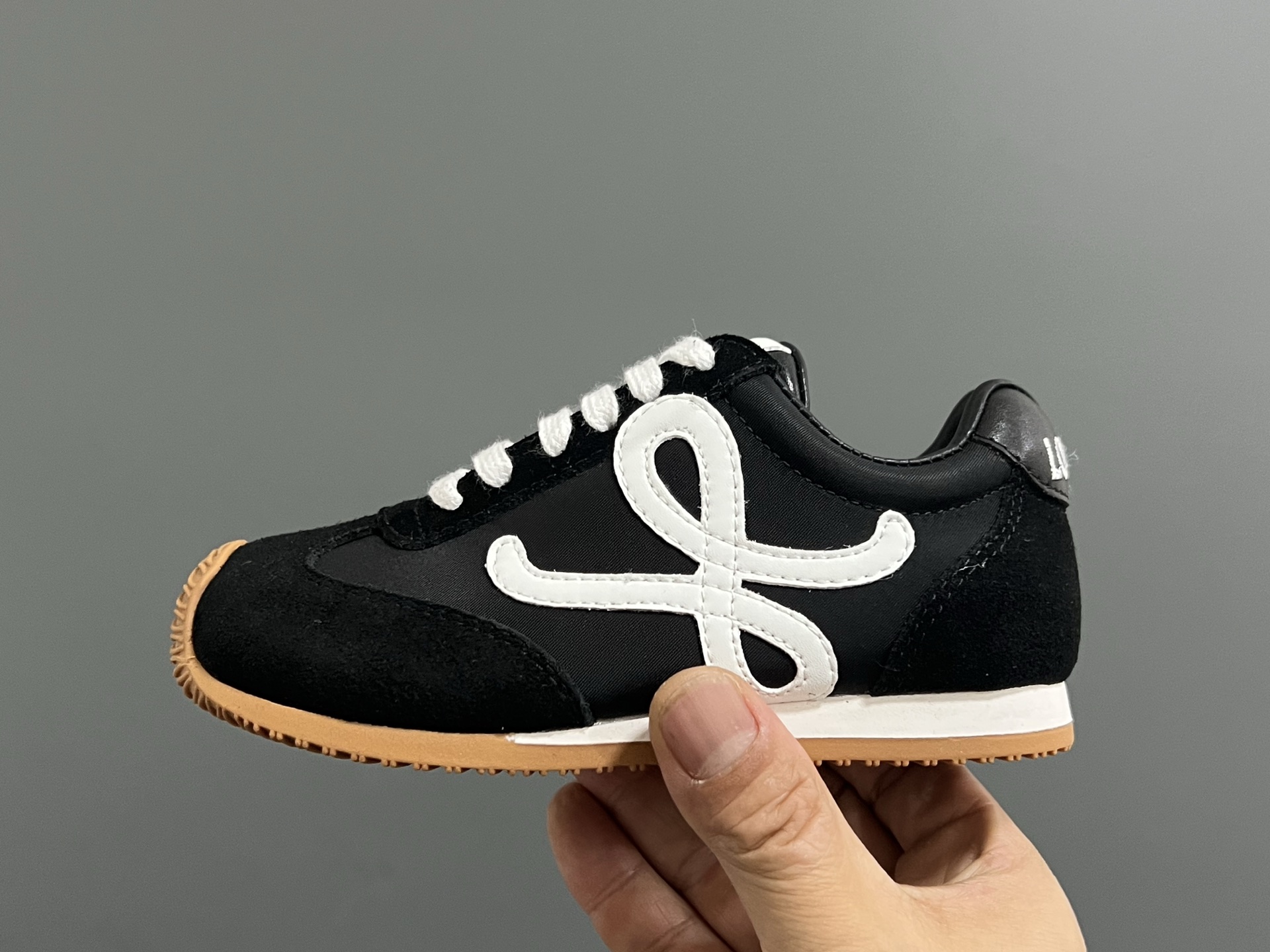 图片[4]-罗意威正确版鞋带儿童休闲鞋 尺码：26-37码 经典罗意威款式🆕 正确版不对称鞋头设计👍🏻 优质皮料拼接，质感满满💯 附赠鞋带扣，穿脱超方便✌🏻 橡胶耐磨防滑大底，脚感超舒适☁️-选品中心