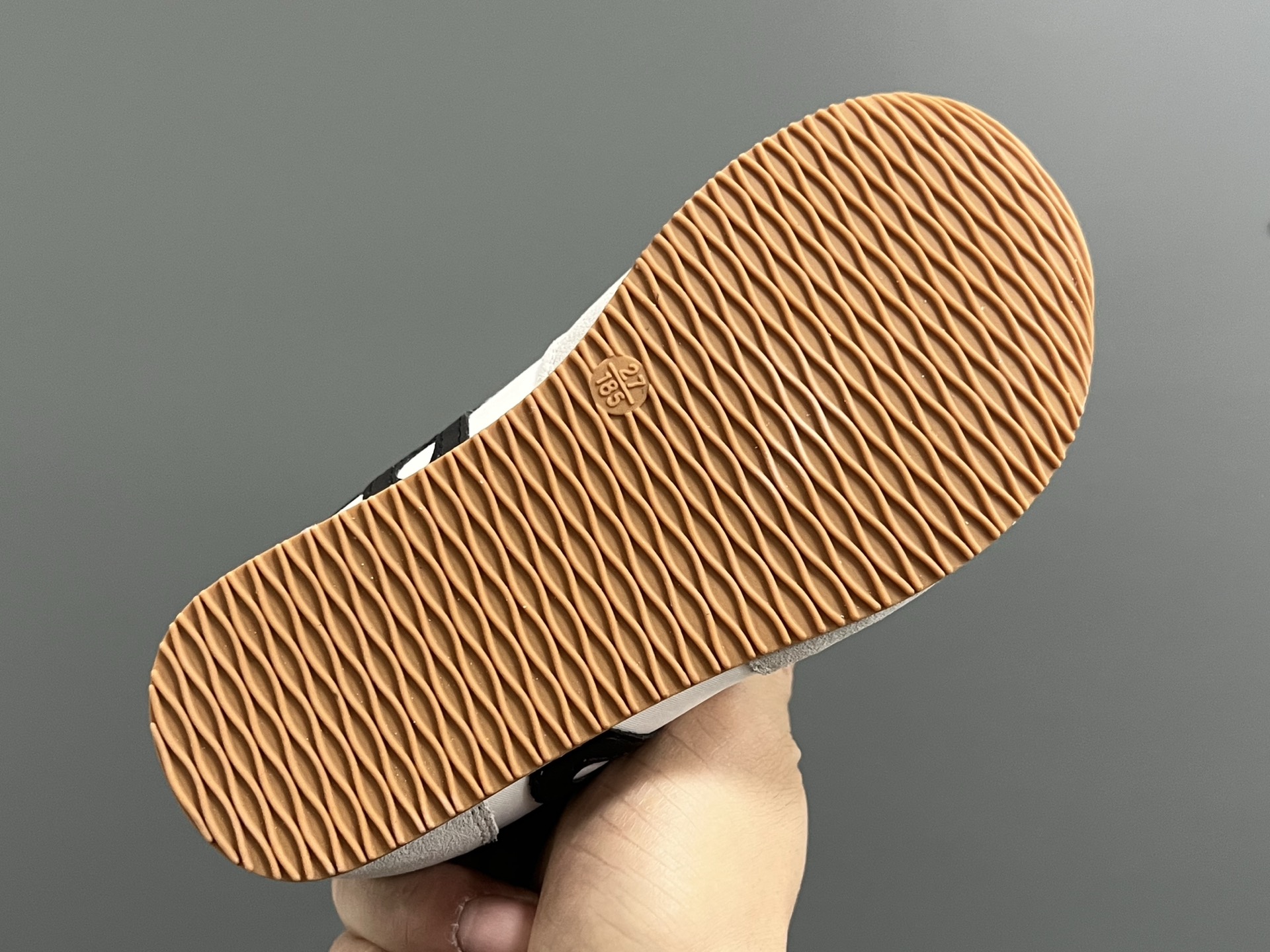 图片[5]-罗意威正确版鞋带儿童休闲鞋 尺码：26-37码 经典罗意威款式🆕 正确版不对称鞋头设计👍🏻 优质皮料拼接，质感满满💯 附赠鞋带扣，穿脱超方便✌🏻 橡胶耐磨防滑大底，脚感超舒适☁️-选品中心