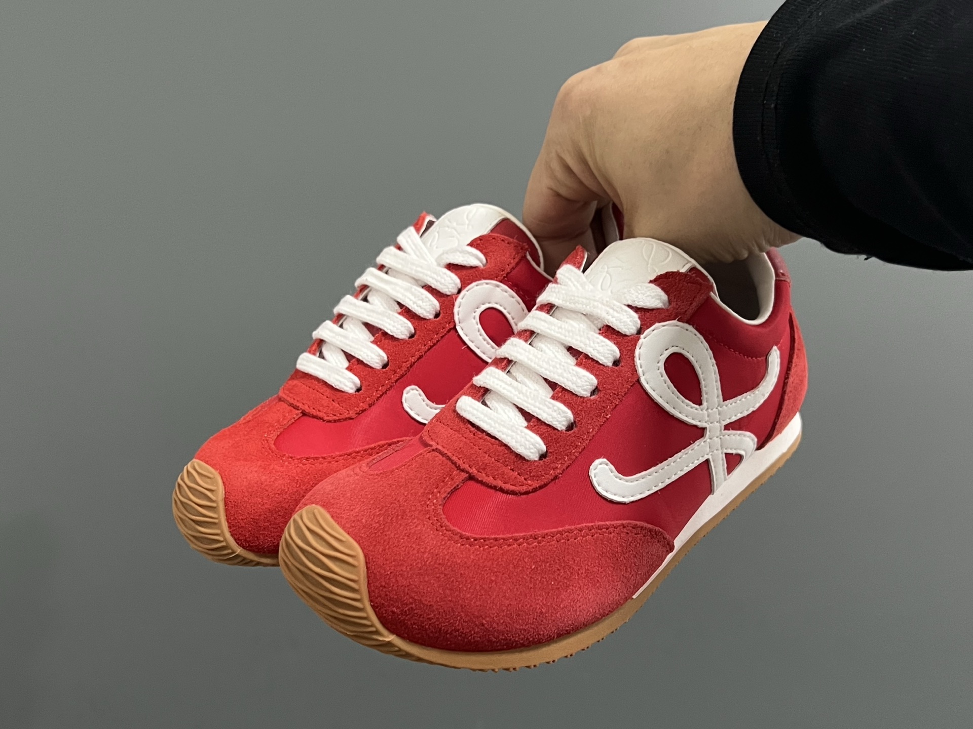 罗意威正确版鞋带儿童休闲鞋 尺码：26-37码 经典罗意威款式🆕 正确版不对称鞋头设计👍🏻 优质皮料拼接，质感满满💯 附赠鞋带扣，穿脱超方便✌🏻 橡胶耐磨防滑大底，脚感超舒适☁️-选品中心