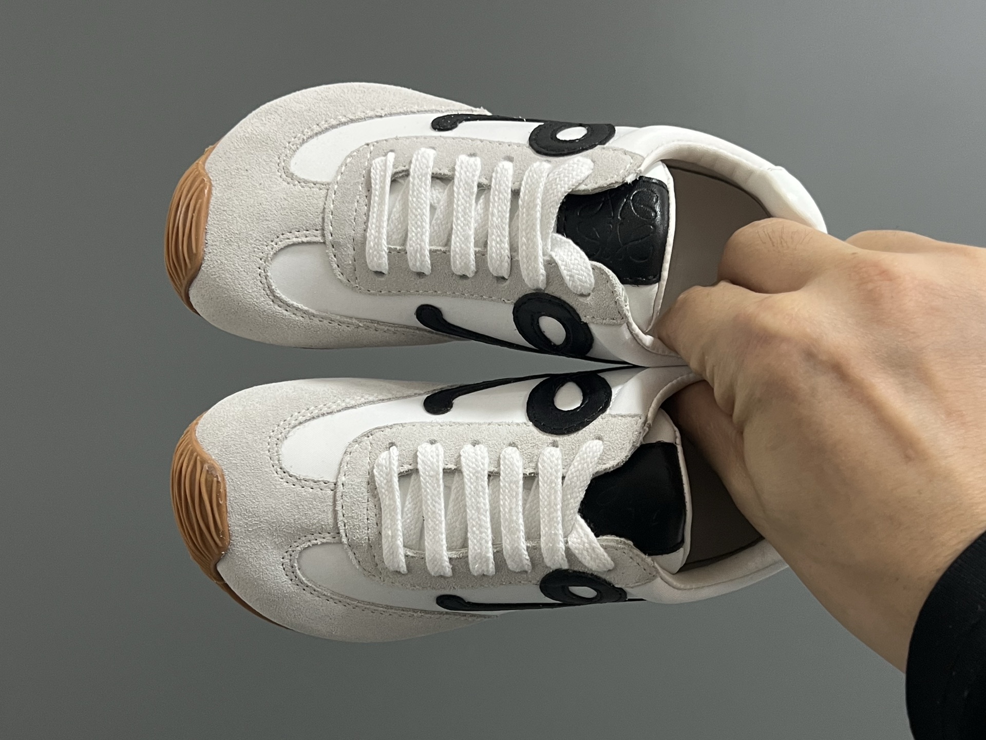 罗意威正确版鞋带儿童休闲鞋 尺码：26-37码 经典罗意威款式🆕 正确版不对称鞋头设计👍🏻 优质皮料拼接，质感满满💯 附赠鞋带扣，穿脱超方便✌🏻 橡胶耐磨防滑大底，脚感超舒适☁️-选品中心