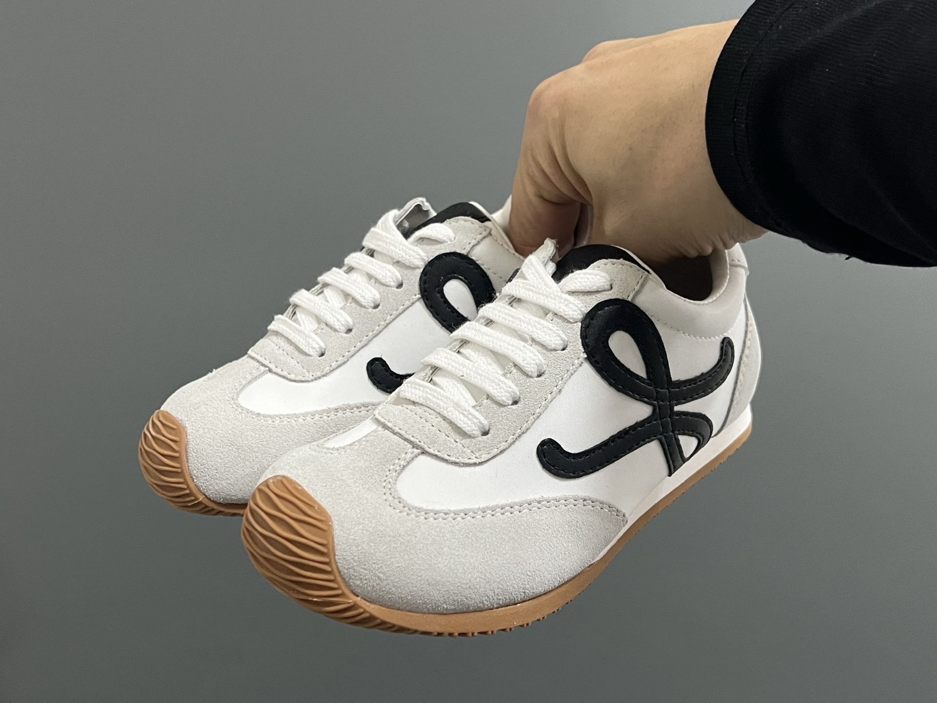 图片[2]-罗意威正确版鞋带儿童休闲鞋 尺码：26-37码 经典罗意威款式🆕 正确版不对称鞋头设计👍🏻 优质皮料拼接，质感满满💯 附赠鞋带扣，穿脱超方便✌🏻 橡胶耐磨防滑大底，脚感超舒适☁️-选品中心