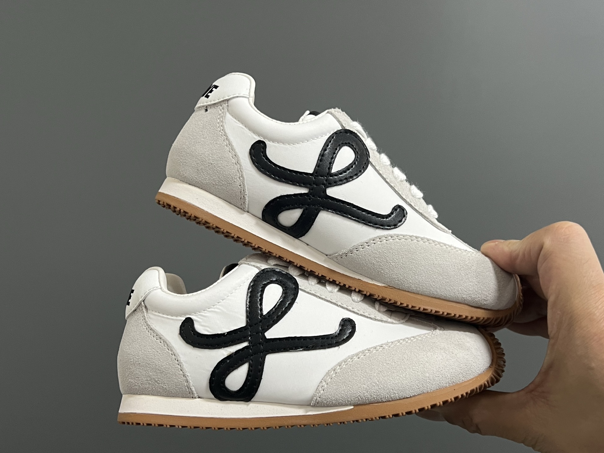 图片[9]-罗意威正确版鞋带儿童休闲鞋 尺码：26-37码 经典罗意威款式🆕 正确版不对称鞋头设计👍🏻 优质皮料拼接，质感满满💯 附赠鞋带扣，穿脱超方便✌🏻 橡胶耐磨防滑大底，脚感超舒适☁️-选品中心