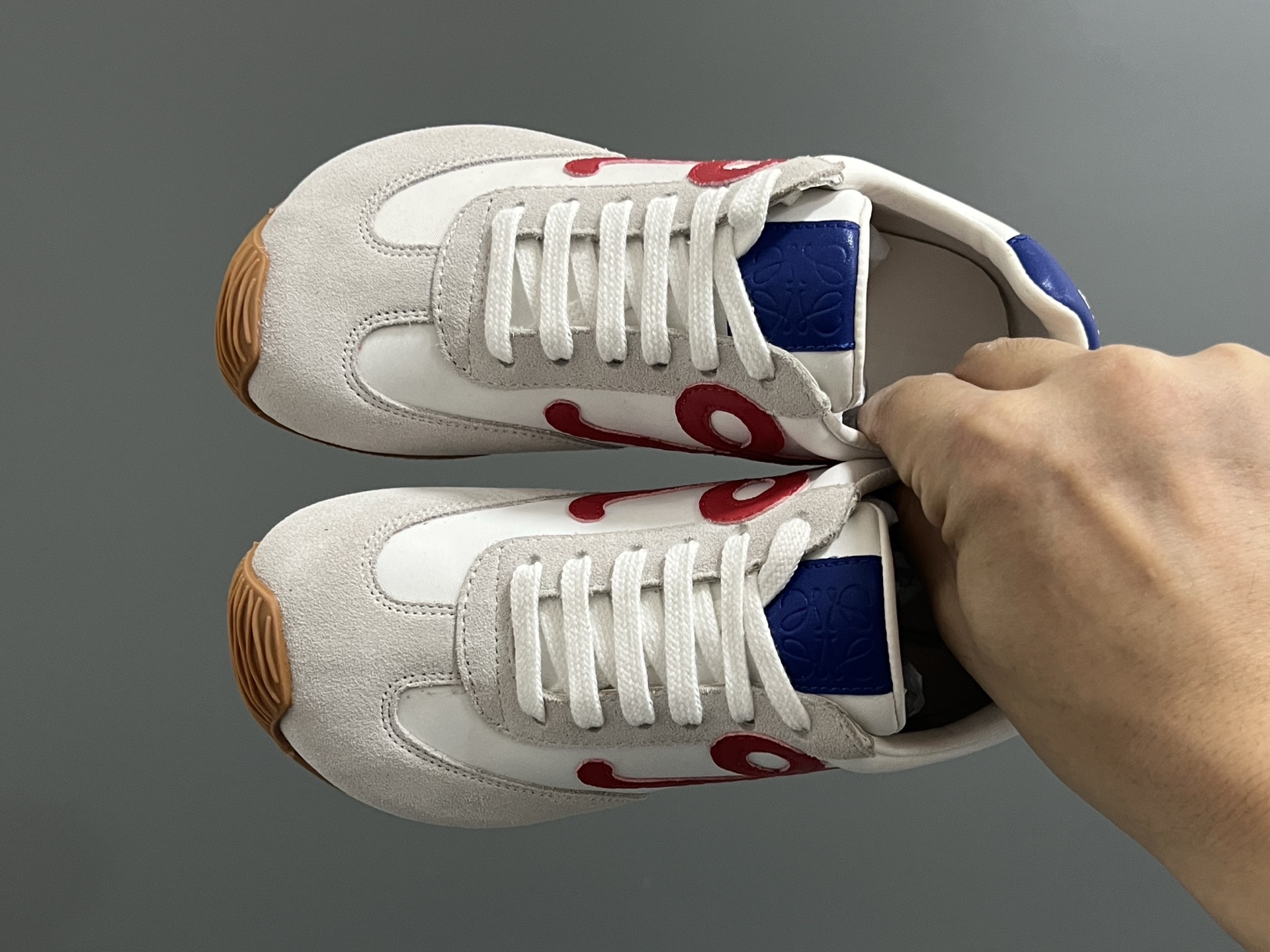 罗意威正确版鞋带儿童休闲鞋 尺码：26-37码 经典罗意威款式🆕 正确版不对称鞋头设计👍🏻 优质皮料拼接，质感满满💯 附赠鞋带扣，穿脱超方便✌🏻 橡胶耐磨防滑大底，脚感超舒适☁️-选品中心