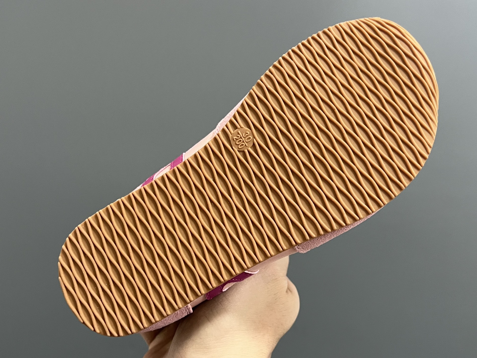 图片[5]-罗意威正确版鞋带儿童休闲鞋 尺码：26-37码 经典罗意威款式🆕 正确版不对称鞋头设计👍🏻 优质皮料拼接，质感满满💯 附赠鞋带扣，穿脱超方便✌🏻 橡胶耐磨防滑大底，脚感超舒适☁️-选品中心