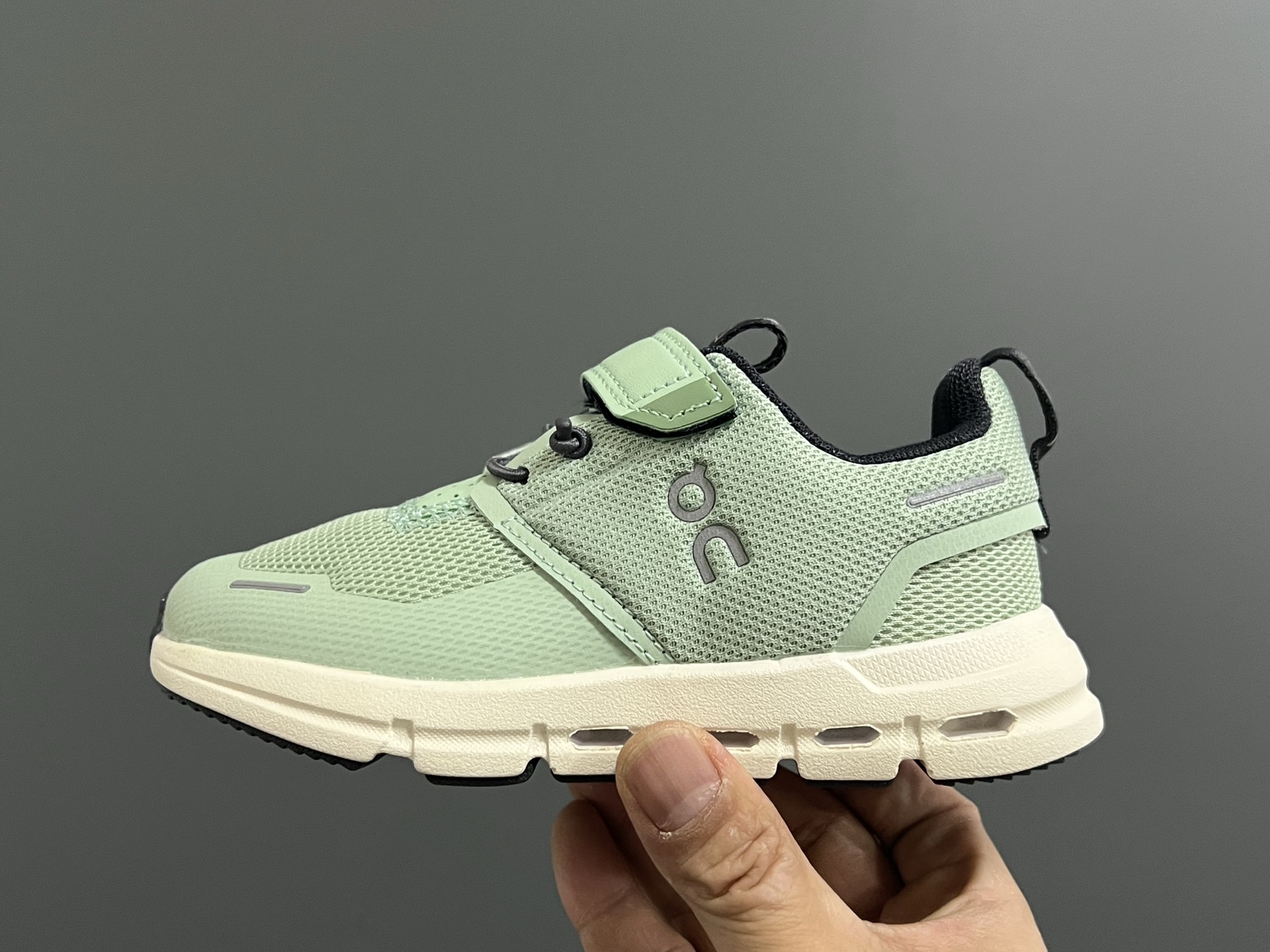 图片[4]-原单版昂跑新款魔术贴松紧带儿童运动鞋 尺码：26-37码 小众的昂跑品牌🆕 穿上就会爱上❤️ 魔术贴➕松紧带设计，穿脱超方便✌🏻 透气舒适鞋面，质感满满💯 新工厂新工艺🆕-选品中心