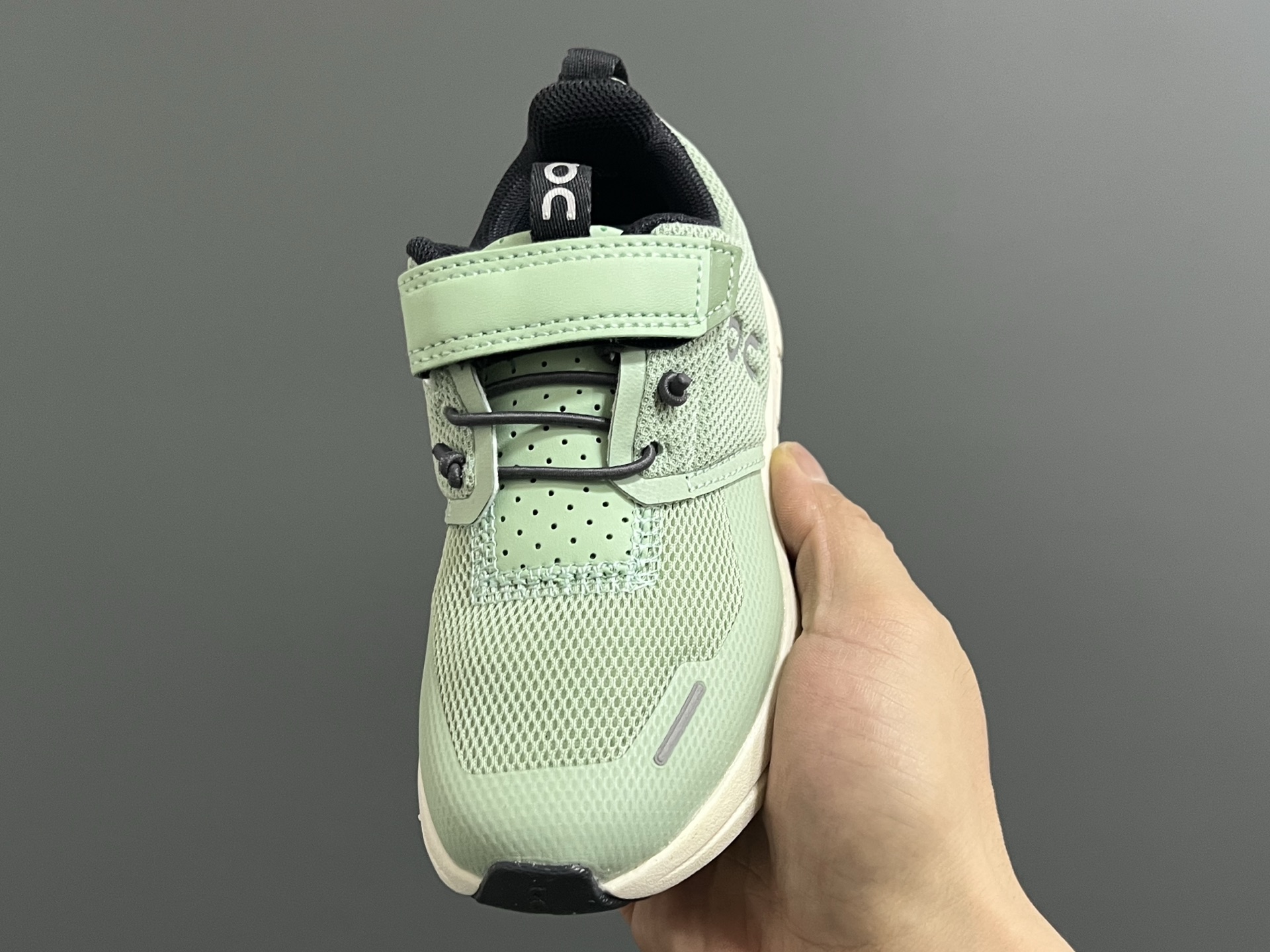 图片[3]-原单版昂跑新款魔术贴松紧带儿童运动鞋 尺码：26-37码 小众的昂跑品牌🆕 穿上就会爱上❤️ 魔术贴➕松紧带设计，穿脱超方便✌🏻 透气舒适鞋面，质感满满💯 新工厂新工艺🆕-选品中心