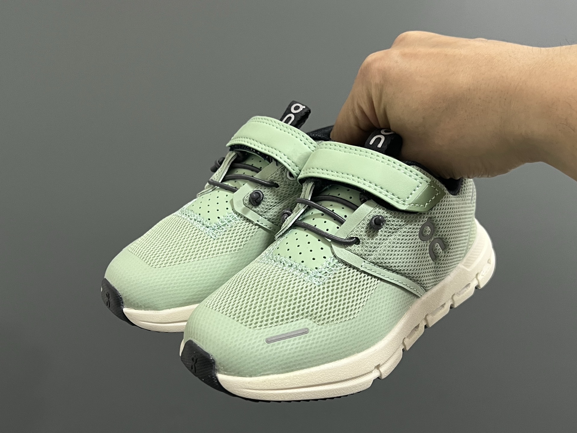 图片[2]-原单版昂跑新款魔术贴松紧带儿童运动鞋 尺码：26-37码 小众的昂跑品牌🆕 穿上就会爱上❤️ 魔术贴➕松紧带设计，穿脱超方便✌🏻 透气舒适鞋面，质感满满💯 新工厂新工艺🆕-选品中心