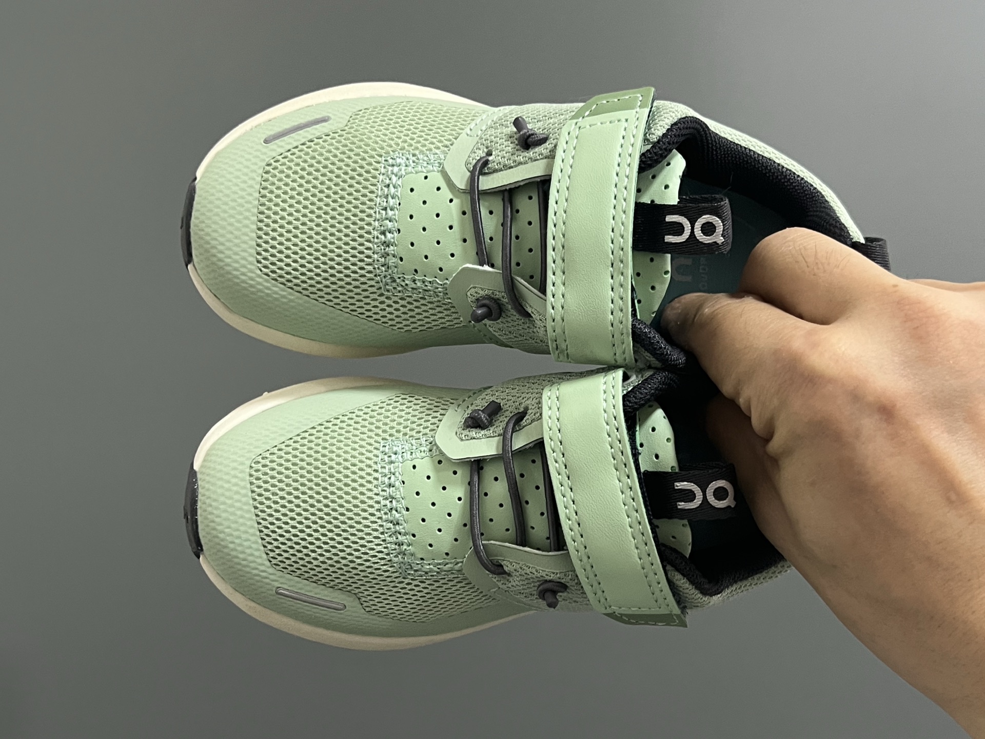 原单版昂跑新款魔术贴松紧带儿童运动鞋 尺码：26-37码 小众的昂跑品牌🆕 穿上就会爱上❤️ 魔术贴➕松紧带设计，穿脱超方便✌🏻 透气舒适鞋面，质感满满💯 新工厂新工艺🆕-选品中心