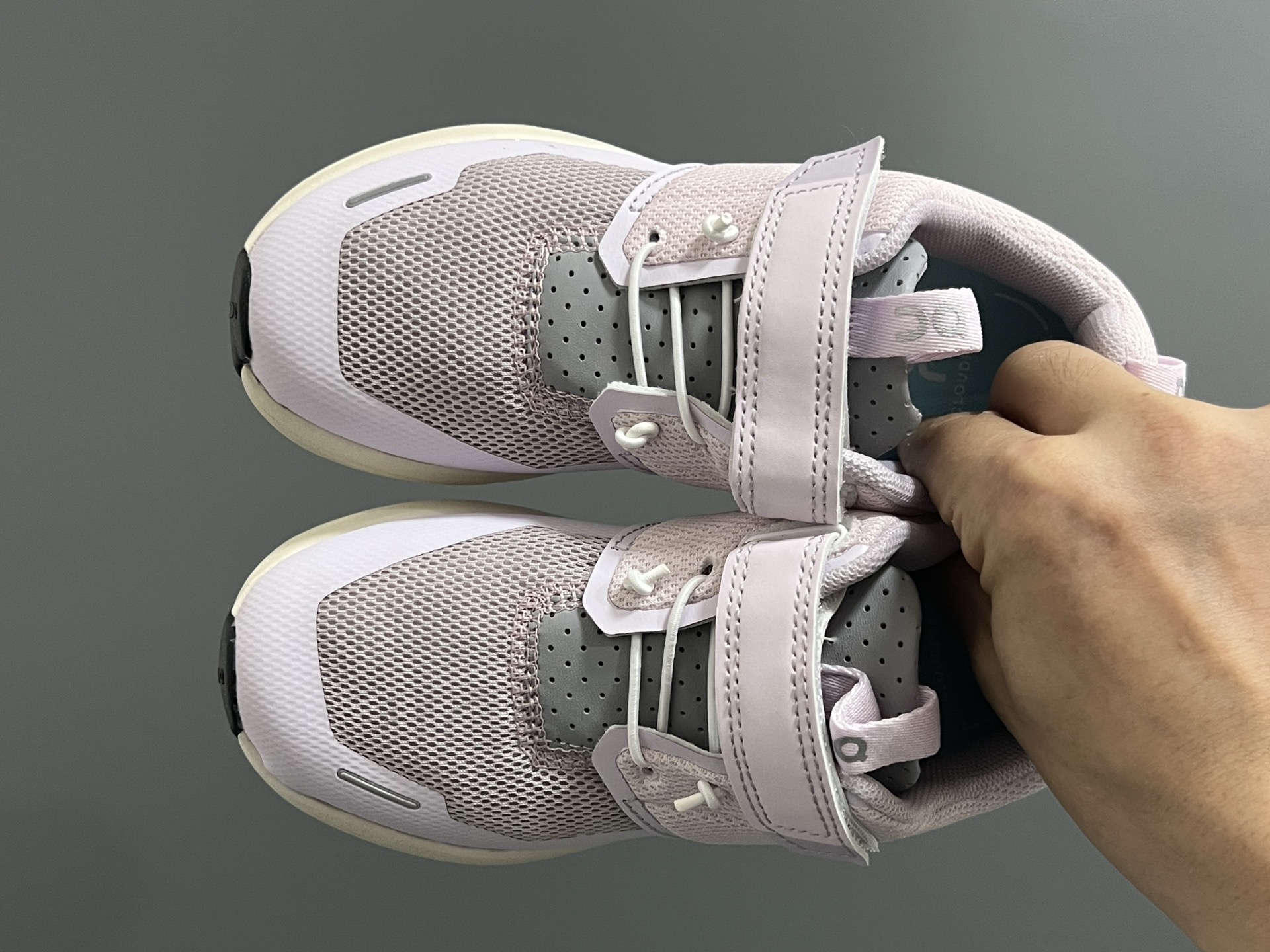 原单版昂跑新款魔术贴松紧带儿童运动鞋 尺码：26-37码 小众的昂跑品牌🆕 穿上就会爱上❤️ 魔术贴➕松紧带设计，穿脱超方便✌🏻 透气舒适鞋面，质感满满💯 新工厂新工艺🆕-选品中心