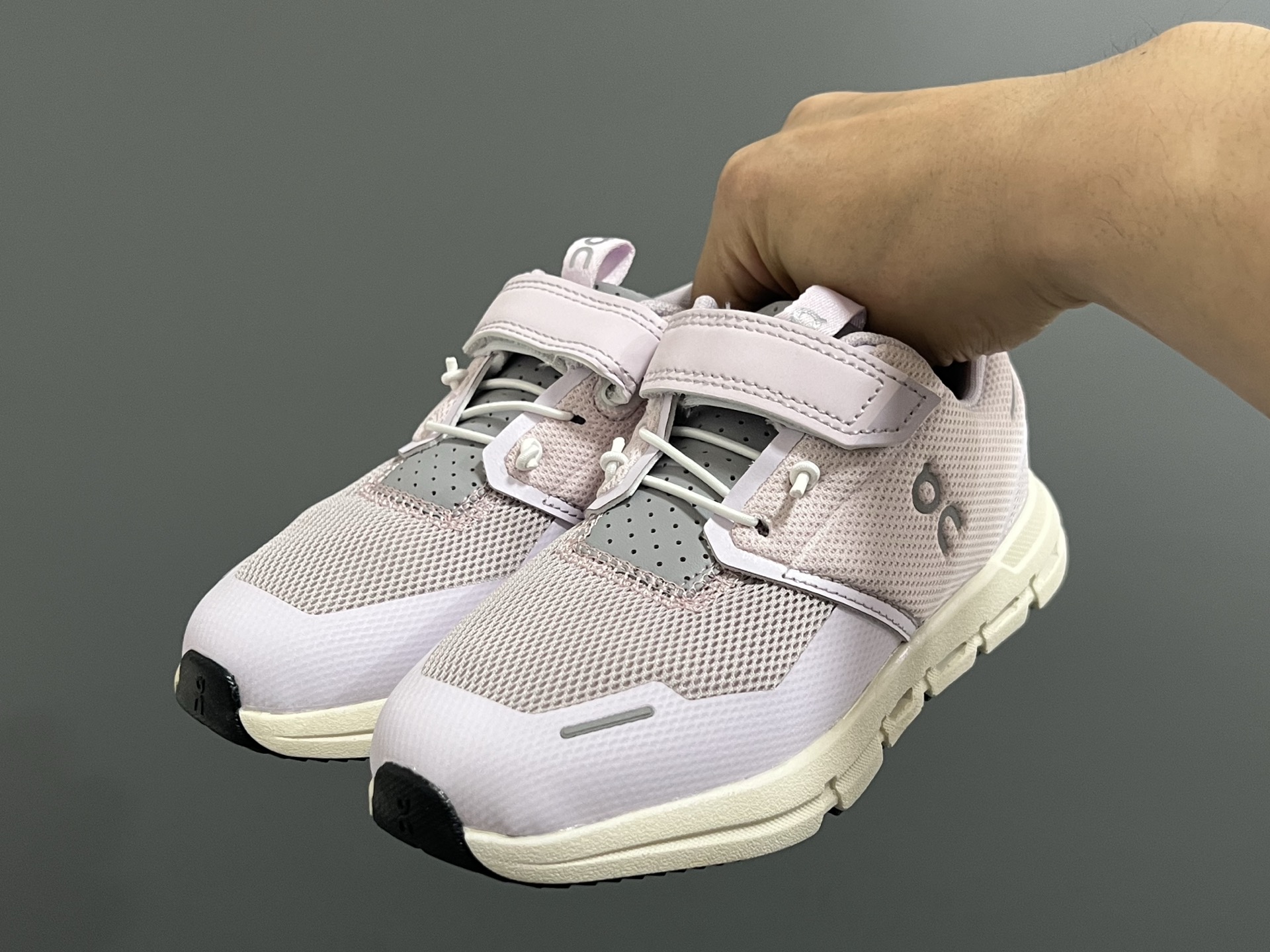 图片[2]-原单版昂跑新款魔术贴松紧带儿童运动鞋 尺码：26-37码 小众的昂跑品牌🆕 穿上就会爱上❤️ 魔术贴➕松紧带设计，穿脱超方便✌🏻 透气舒适鞋面，质感满满💯 新工厂新工艺🆕-选品中心