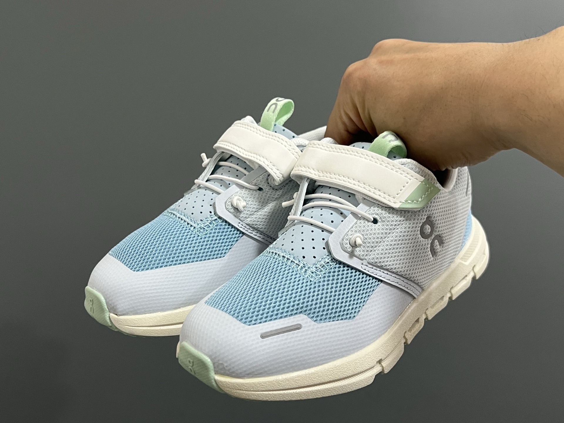 图片[2]-原单版昂跑新款魔术贴松紧带儿童运动鞋 尺码：26-37码 小众的昂跑品牌🆕 穿上就会爱上❤️ 魔术贴➕松紧带设计，穿脱超方便✌🏻 透气舒适鞋面，质感满满💯 新工厂新工艺🆕-选品中心