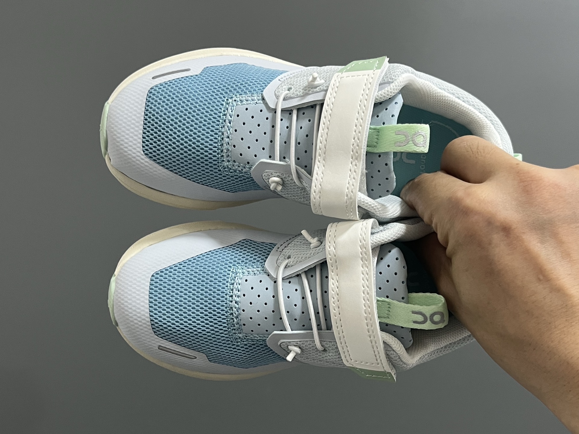 原单版昂跑新款魔术贴松紧带儿童运动鞋 尺码：26-37码 小众的昂跑品牌🆕 穿上就会爱上❤️ 魔术贴➕松紧带设计，穿脱超方便✌🏻 透气舒适鞋面，质感满满💯 新工厂新工艺🆕-选品中心