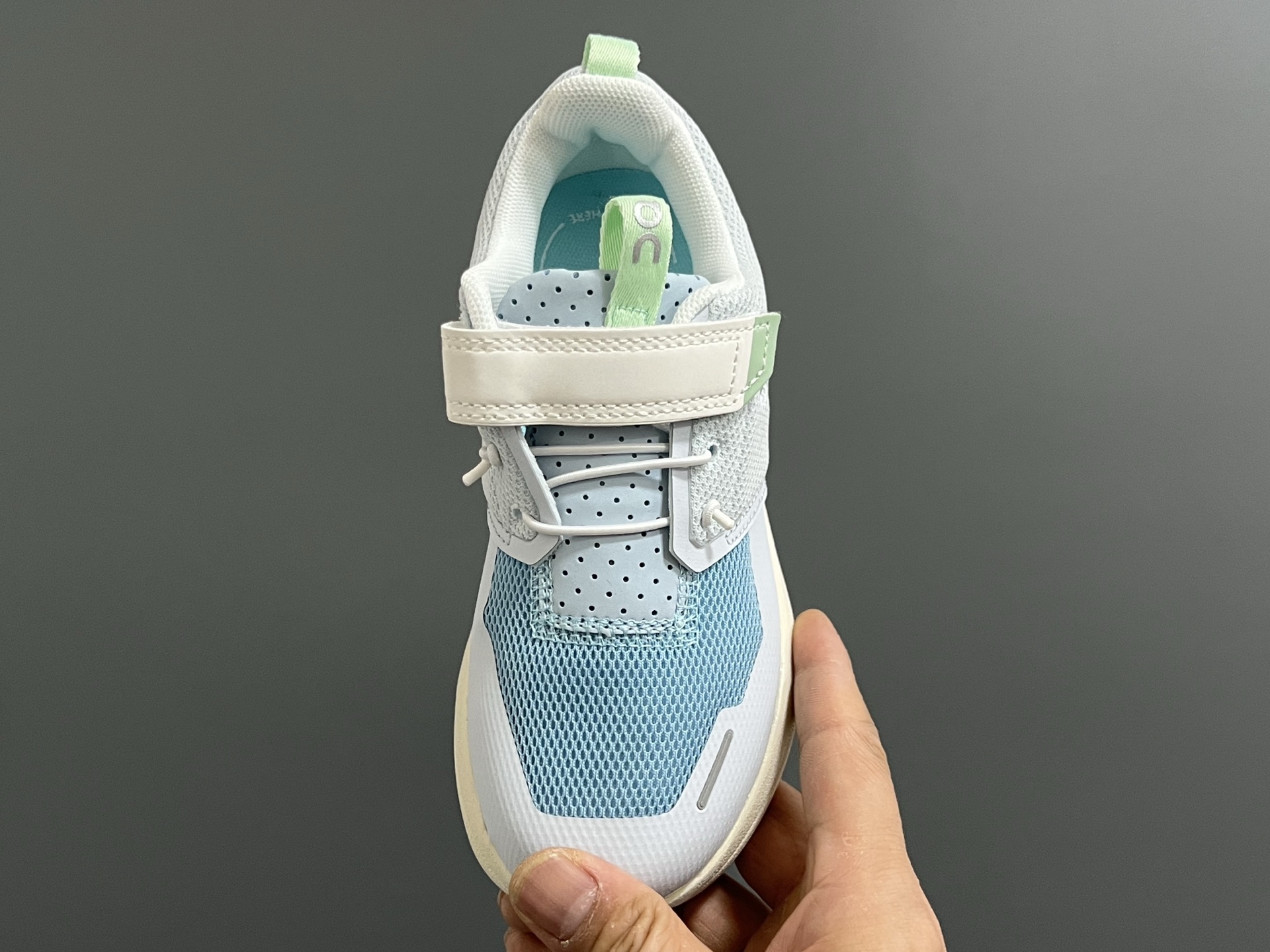 图片[5]-原单版昂跑新款魔术贴松紧带儿童运动鞋 尺码：26-37码 小众的昂跑品牌🆕 穿上就会爱上❤️ 魔术贴➕松紧带设计，穿脱超方便✌🏻 透气舒适鞋面，质感满满💯 新工厂新工艺🆕-选品中心