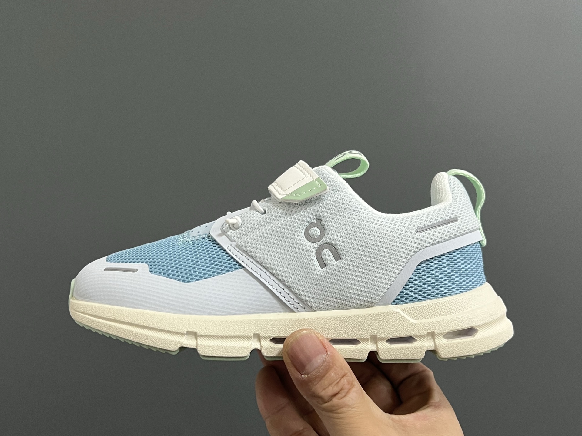 图片[4]-原单版昂跑新款魔术贴松紧带儿童运动鞋 尺码：26-37码 小众的昂跑品牌🆕 穿上就会爱上❤️ 魔术贴➕松紧带设计，穿脱超方便✌🏻 透气舒适鞋面，质感满满💯 新工厂新工艺🆕-选品中心