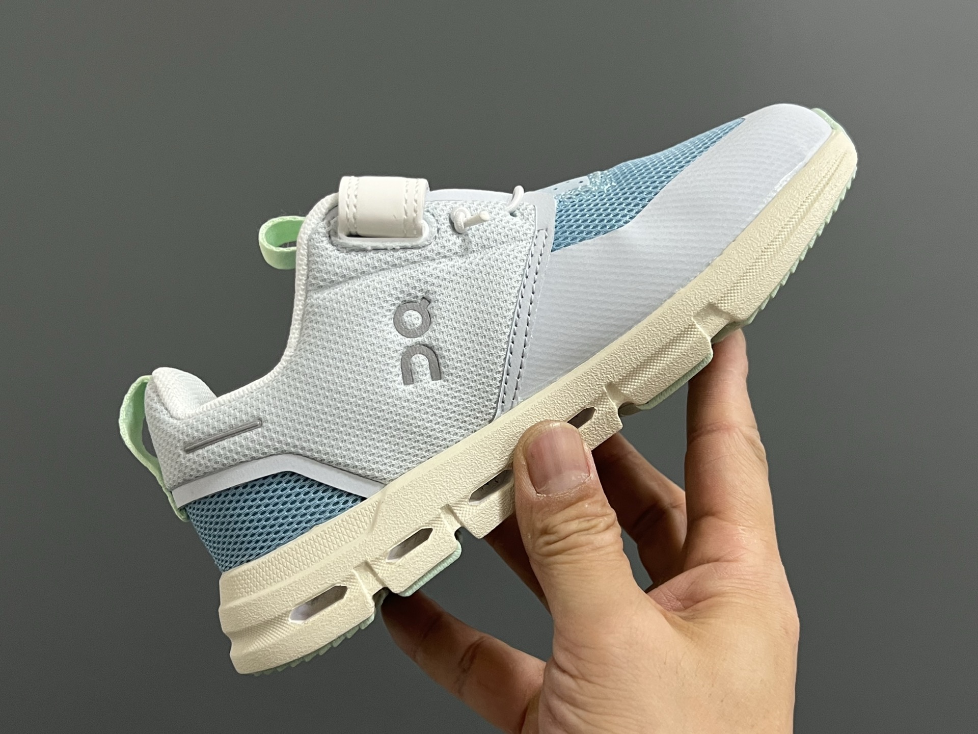 图片[7]-原单版昂跑新款魔术贴松紧带儿童运动鞋 尺码：26-37码 小众的昂跑品牌🆕 穿上就会爱上❤️ 魔术贴➕松紧带设计，穿脱超方便✌🏻 透气舒适鞋面，质感满满💯 新工厂新工艺🆕-选品中心