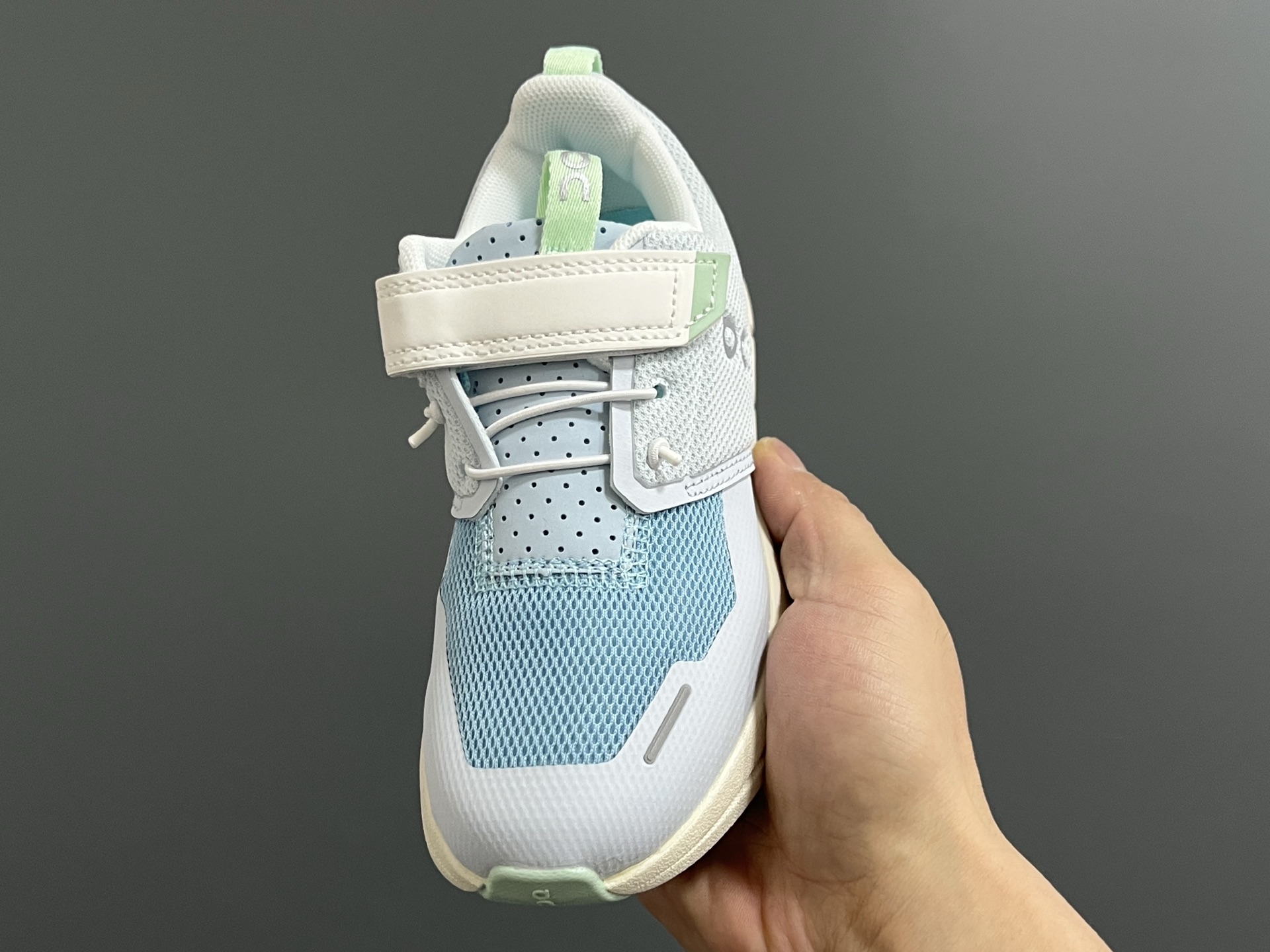 图片[3]-原单版昂跑新款魔术贴松紧带儿童运动鞋 尺码：26-37码 小众的昂跑品牌🆕 穿上就会爱上❤️ 魔术贴➕松紧带设计，穿脱超方便✌🏻 透气舒适鞋面，质感满满💯 新工厂新工艺🆕-选品中心