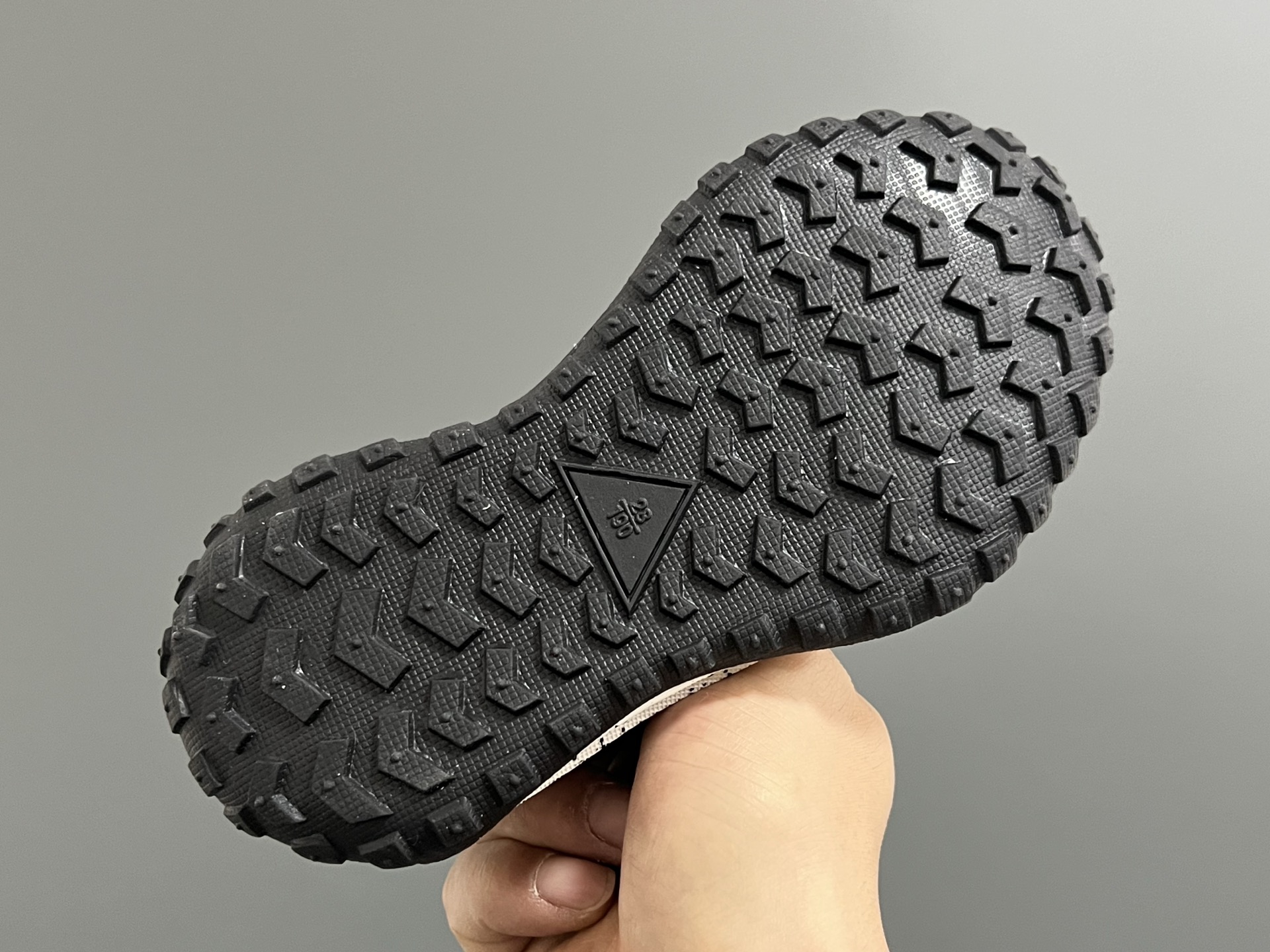 图片[5]-NK新款轮胎魔术贴儿童凉鞋 尺码：26-37码 经典轮胎🛞底凉鞋🆕 镂空网面设计，透气又舒适☁️ 魔术贴设计，穿脱超方便✌🏻-选品中心