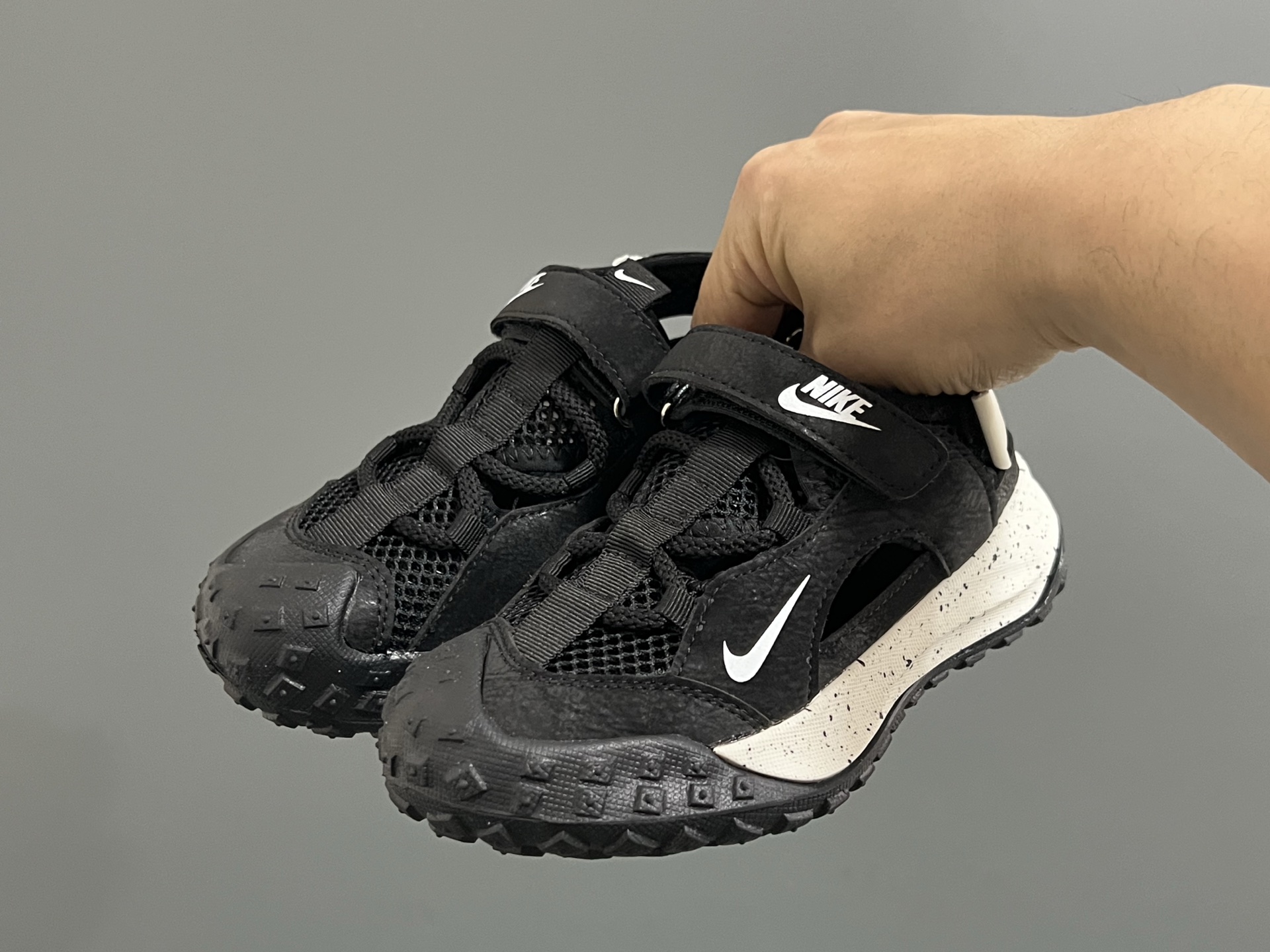 NK新款轮胎魔术贴儿童凉鞋 尺码：26-37码 经典轮胎🛞底凉鞋🆕 镂空网面设计，透气又舒适☁️ 魔术贴设计，穿脱超方便✌🏻-选品中心