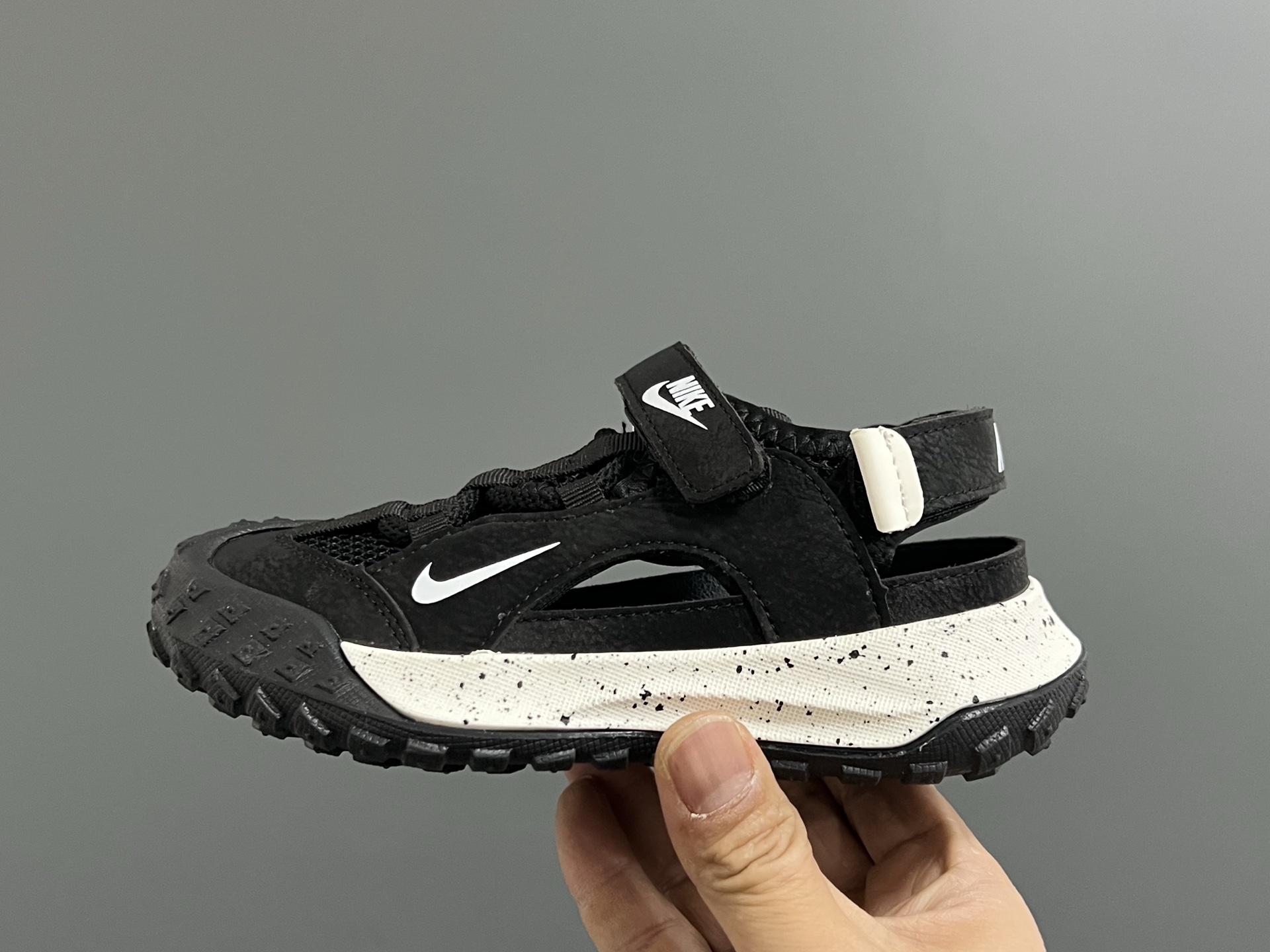 图片[4]-NK新款轮胎魔术贴儿童凉鞋 尺码：26-37码 经典轮胎🛞底凉鞋🆕 镂空网面设计，透气又舒适☁️ 魔术贴设计，穿脱超方便✌🏻-选品中心