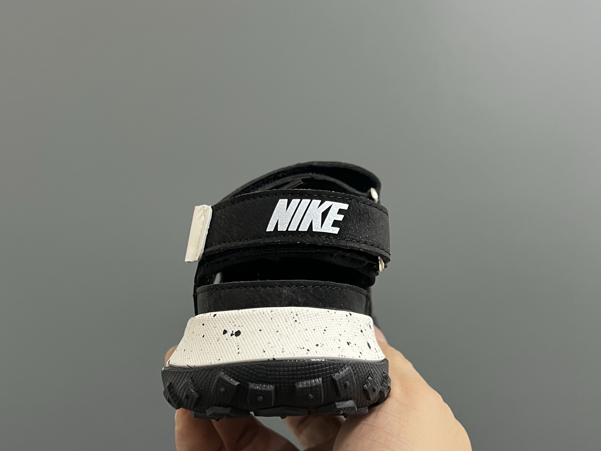 图片[7]-NK新款轮胎魔术贴儿童凉鞋 尺码：26-37码 经典轮胎🛞底凉鞋🆕 镂空网面设计，透气又舒适☁️ 魔术贴设计，穿脱超方便✌🏻-选品中心