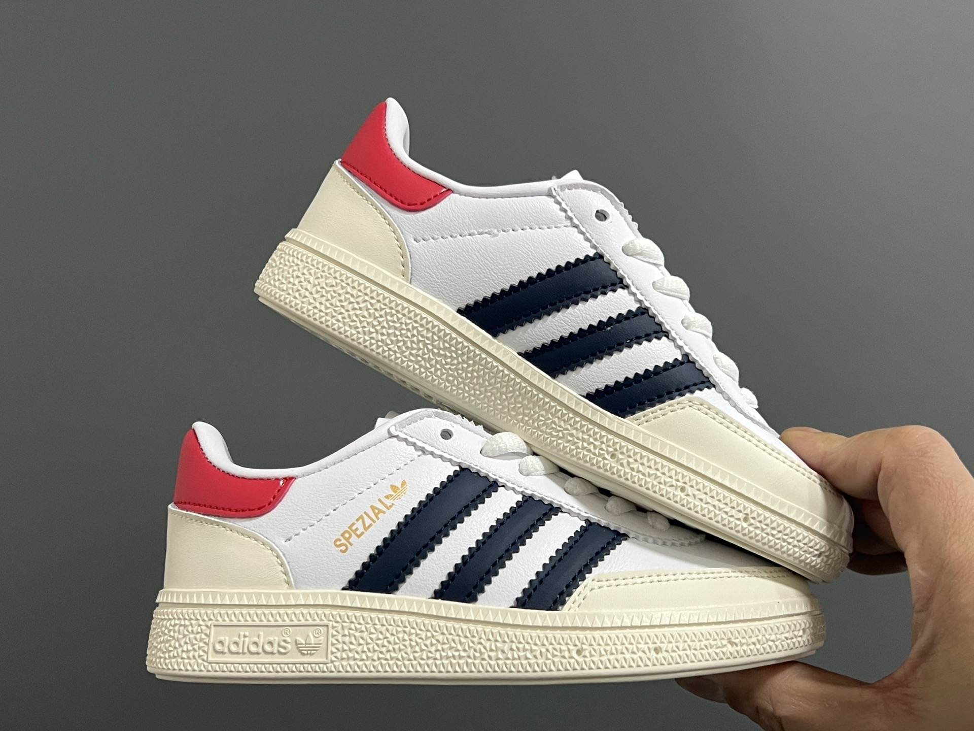 图片[9]-A家新款handball spezial儿童手球鞋休闲鞋 尺码：24-37码 超百搭的新款德训🆕 优质猪八革面料，质感满分💯 橡胶耐磨防滑大底，脚感超赞👍🏻 额外附赠一对鞋带扣，穿脱更加方便✌🏻-选品中心