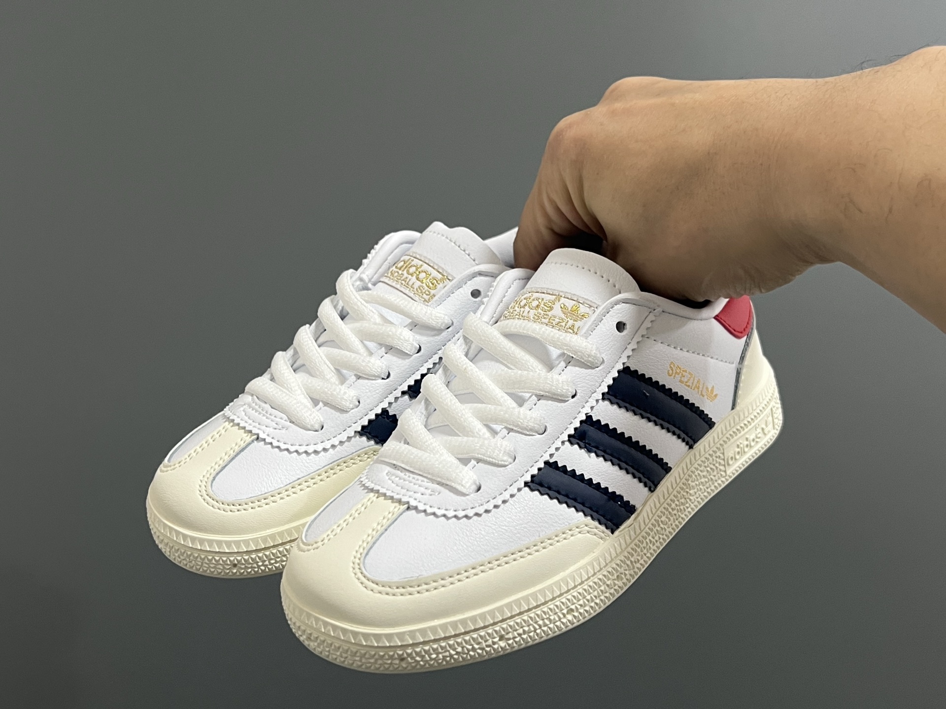 图片[2]-A家新款handball spezial儿童手球鞋休闲鞋 尺码：24-37码 超百搭的新款德训🆕 优质猪八革面料，质感满分💯 橡胶耐磨防滑大底，脚感超赞👍🏻 额外附赠一对鞋带扣，穿脱更加方便✌🏻-选品中心