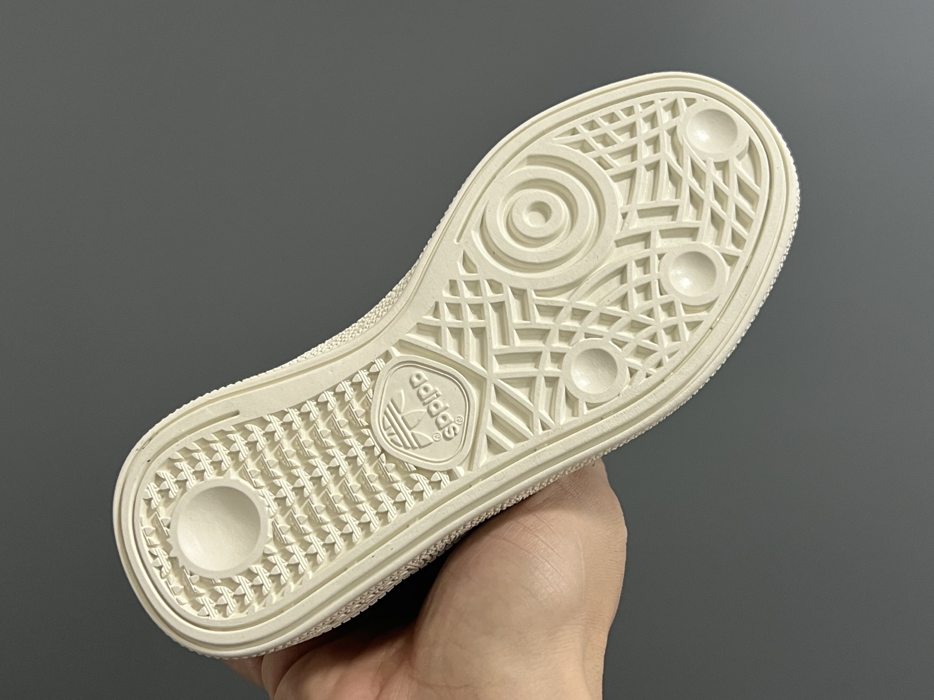 图片[5]-A家新款handball spezial儿童手球鞋休闲鞋 尺码：24-37码 超百搭的新款德训🆕 优质猪八革面料，质感满分💯 橡胶耐磨防滑大底，脚感超赞👍🏻 额外附赠一对鞋带扣，穿脱更加方便✌🏻-选品中心