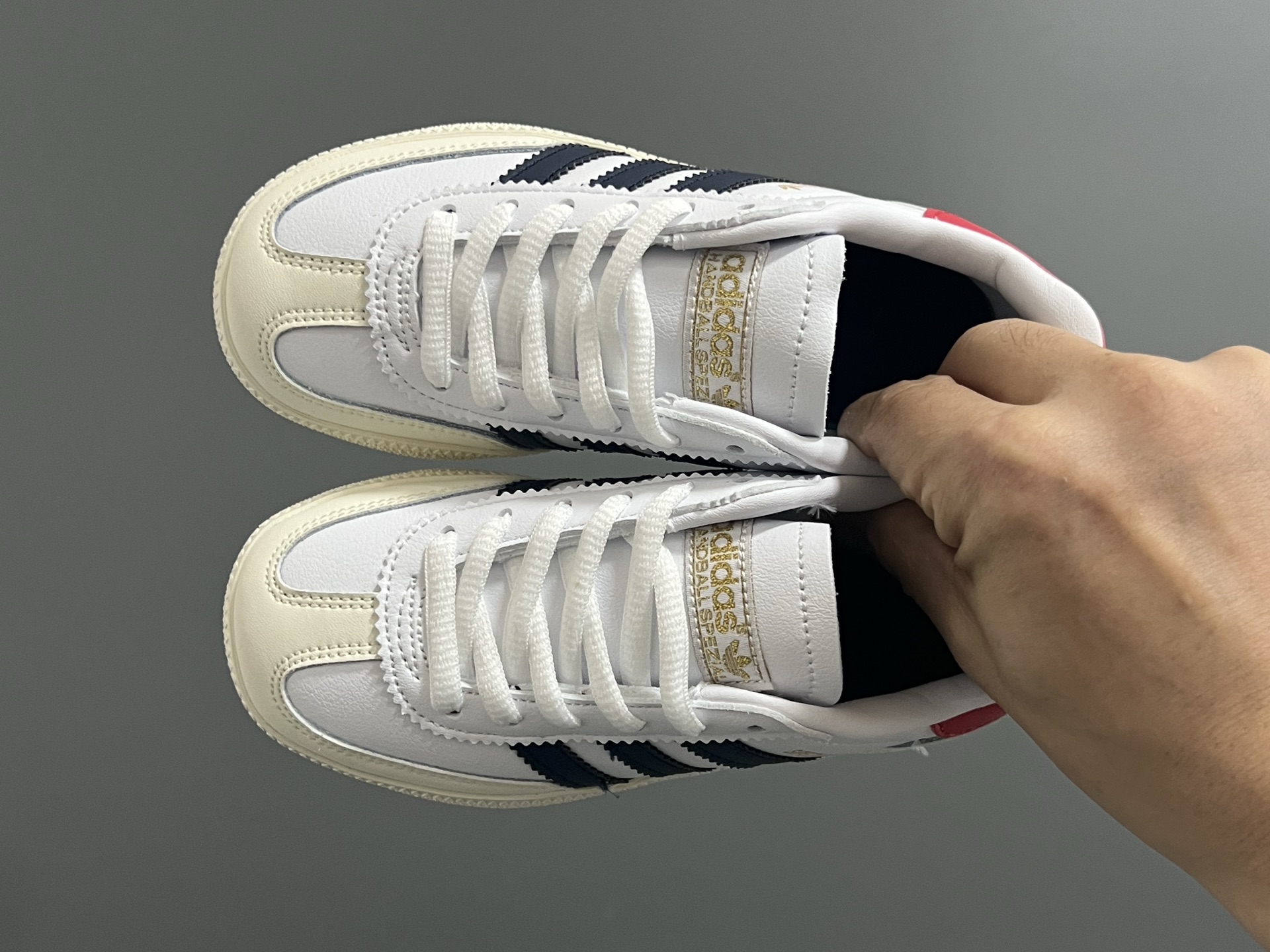 AD德训三代handball spezial儿童手球鞋休闲鞋 尺码：24-37码 超百搭的新款德训🆕 优质猪八革面料，质感满分💯 橡胶耐磨防滑大底，脚感超赞👍🏻 额外附赠一对鞋带扣，穿脱更加方便✌🏻-选品中心