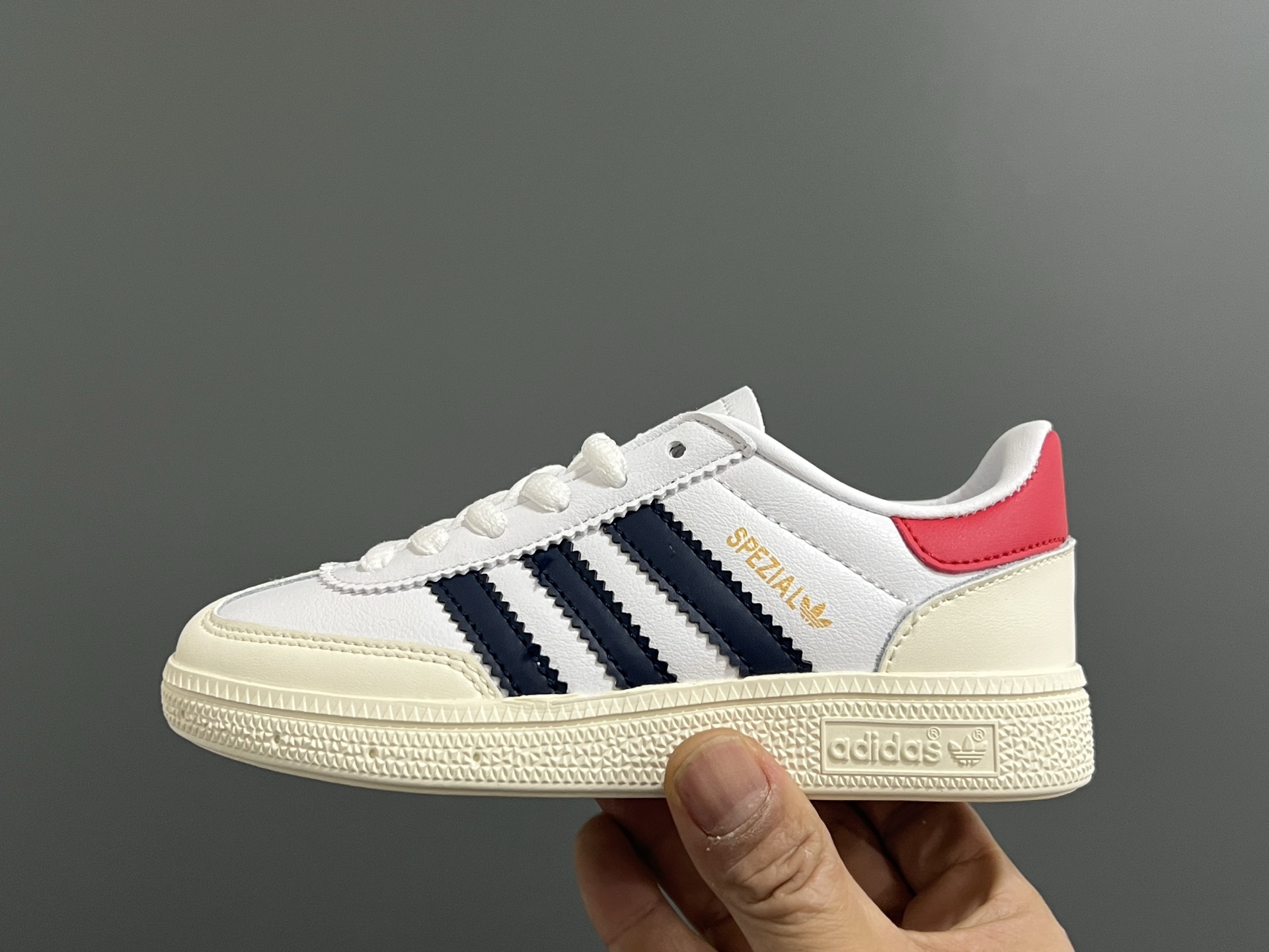 图片[4]-A家新款handball spezial儿童手球鞋休闲鞋 尺码：24-37码 超百搭的新款德训🆕 优质猪八革面料，质感满分💯 橡胶耐磨防滑大底，脚感超赞👍🏻 额外附赠一对鞋带扣，穿脱更加方便✌🏻-选品中心