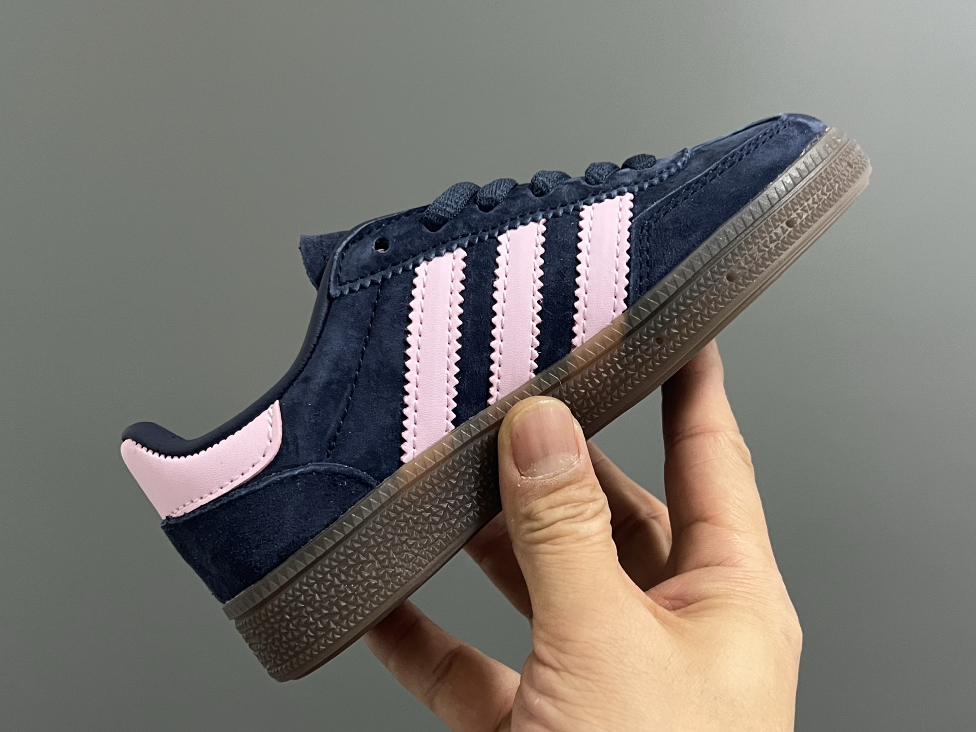 图片[6]-AD德训三代handball spezial儿童手球鞋休闲鞋 尺码：24-37码 超百搭的新款德训🆕 优质猪八革面料，质感满分💯 橡胶耐磨防滑大底，脚感超赞👍🏻 额外附赠一对鞋带扣，穿脱更加方便✌🏻-选品中心