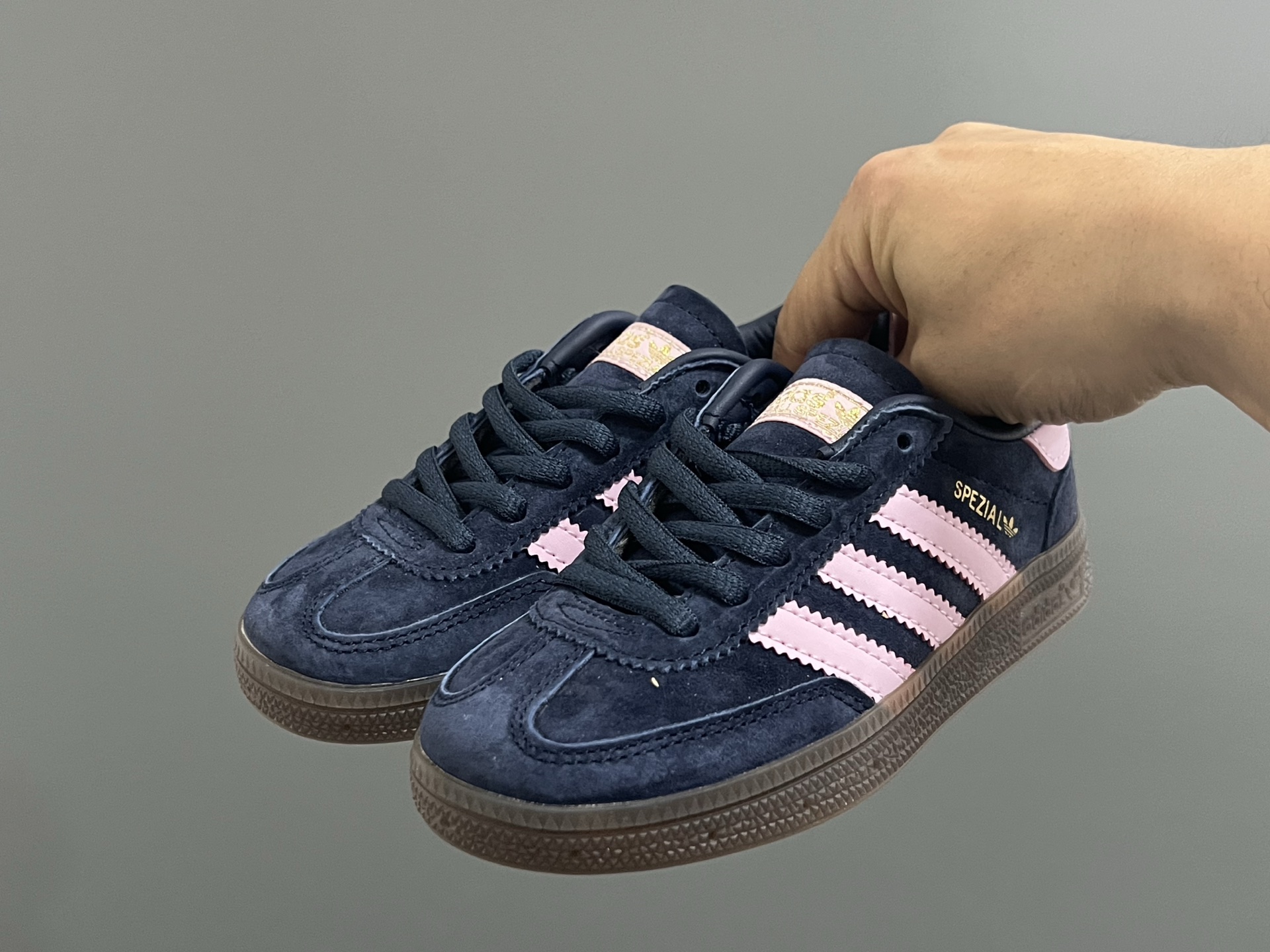 图片[2]-AD德训三代handball spezial儿童手球鞋休闲鞋 尺码：24-37码 超百搭的新款德训🆕 优质猪八革面料，质感满分💯 橡胶耐磨防滑大底，脚感超赞👍🏻 额外附赠一对鞋带扣，穿脱更加方便✌🏻-选品中心