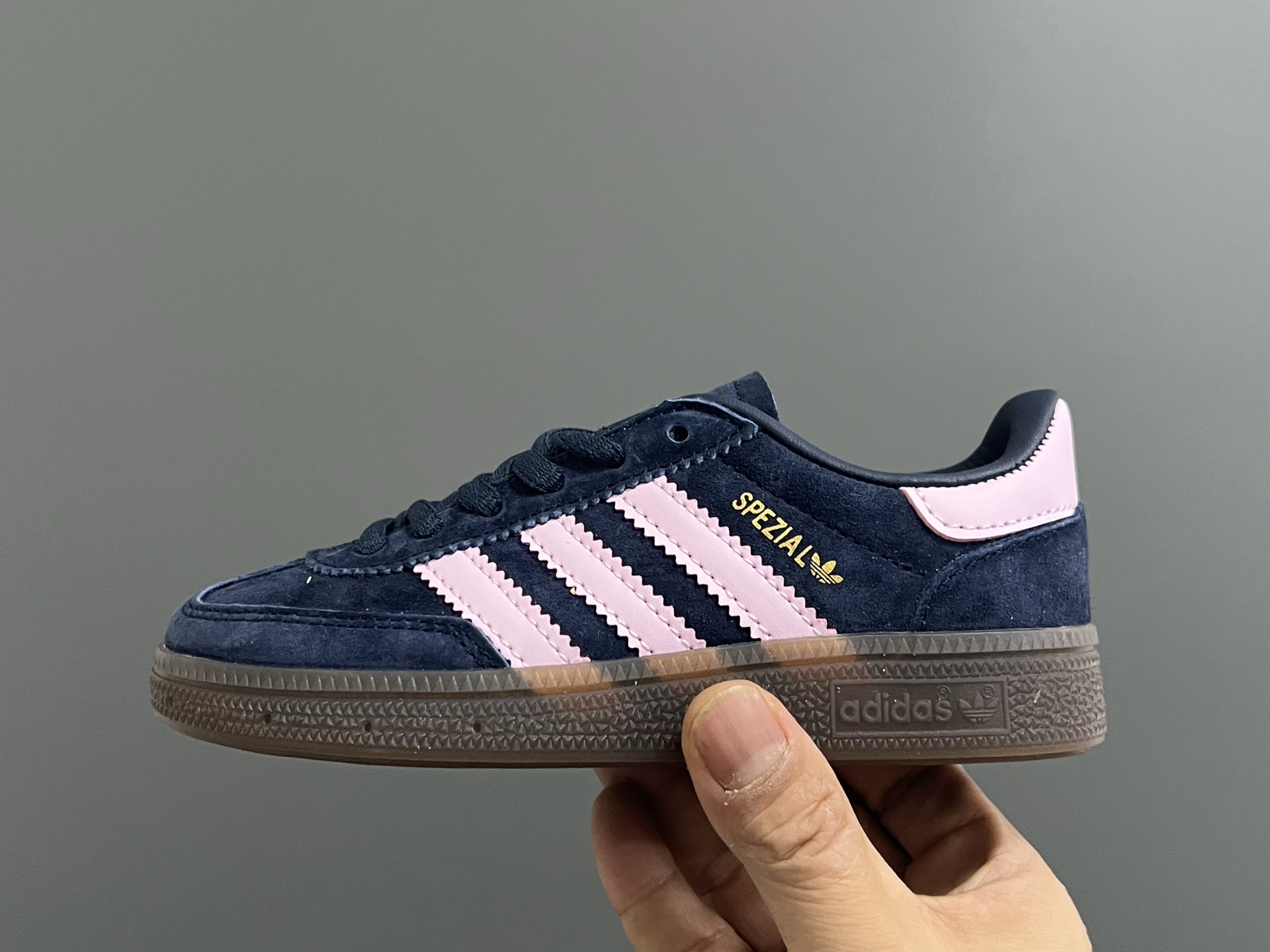 图片[4]-AD德训三代handball spezial儿童手球鞋休闲鞋 尺码：24-37码 超百搭的新款德训🆕 优质猪八革面料，质感满分💯 橡胶耐磨防滑大底，脚感超赞👍🏻 额外附赠一对鞋带扣，穿脱更加方便✌🏻-选品中心