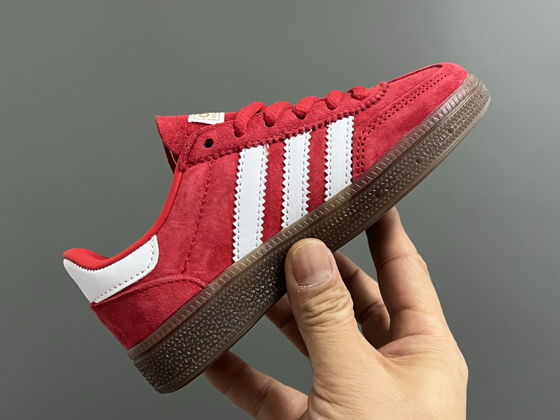 图片[7]-AD德训三代handball spezial儿童手球鞋休闲鞋 尺码：24-37码 超百搭的新款德训🆕 优质猪八革面料，质感满分💯 橡胶耐磨防滑大底，脚感超赞👍🏻 额外附赠一对鞋带扣，穿脱更加方便✌🏻-选品中心