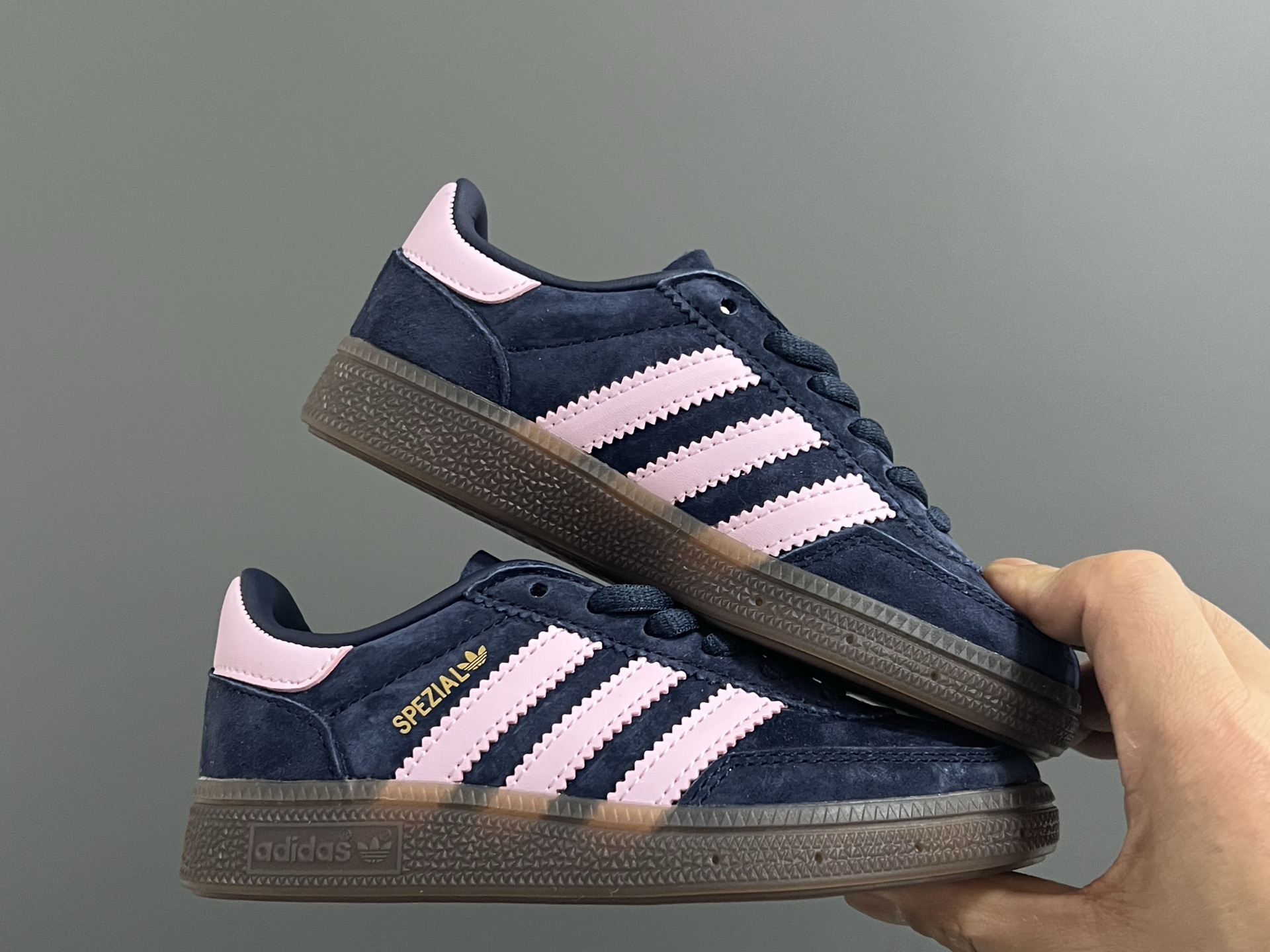 图片[9]-AD德训三代handball spezial儿童手球鞋休闲鞋 尺码：24-37码 超百搭的新款德训🆕 优质猪八革面料，质感满分💯 橡胶耐磨防滑大底，脚感超赞👍🏻 额外附赠一对鞋带扣，穿脱更加方便✌🏻-选品中心