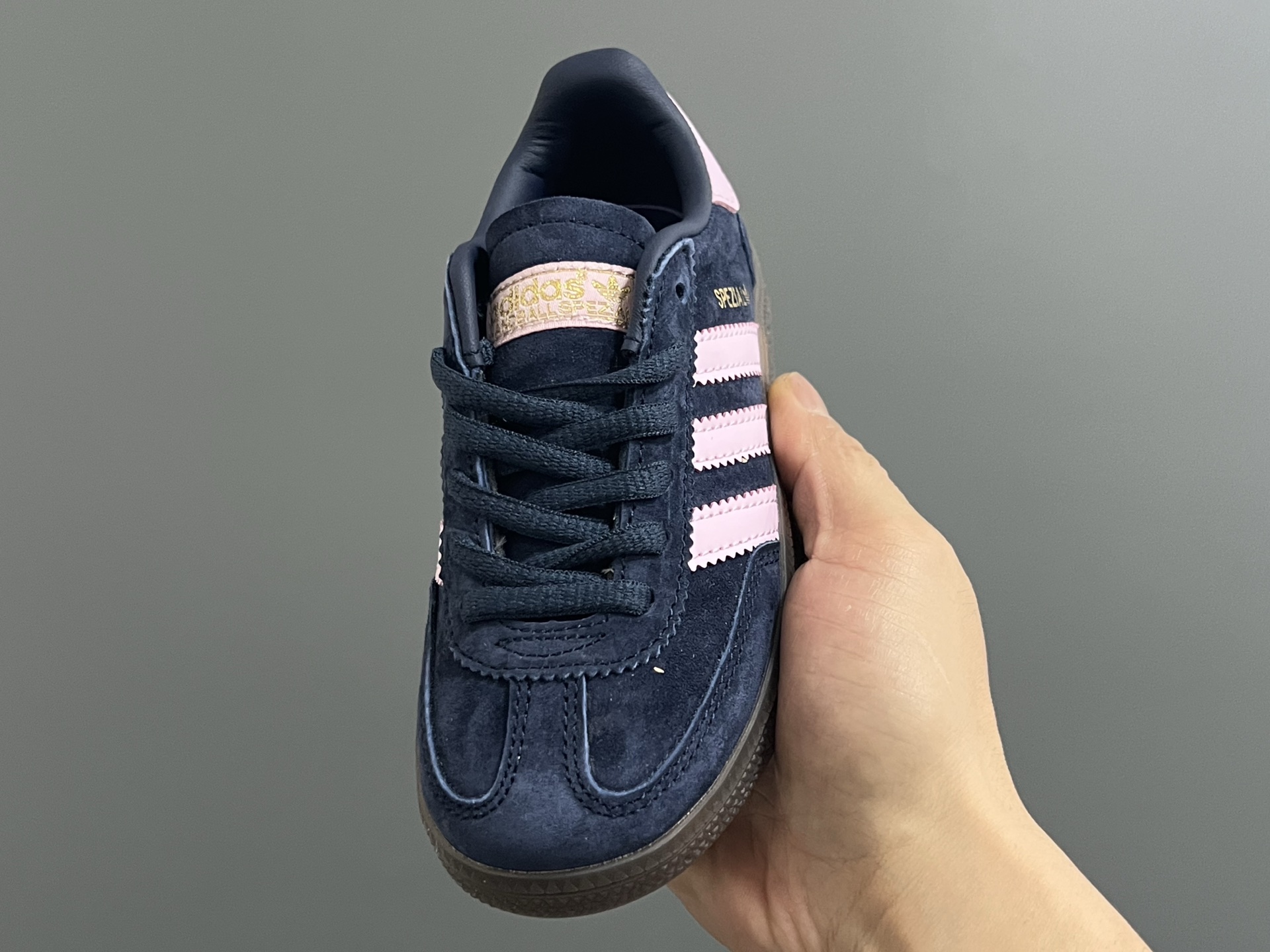 图片[3]-AD德训三代handball spezial儿童手球鞋休闲鞋 尺码：24-37码 超百搭的新款德训🆕 优质猪八革面料，质感满分💯 橡胶耐磨防滑大底，脚感超赞👍🏻 额外附赠一对鞋带扣，穿脱更加方便✌🏻-选品中心