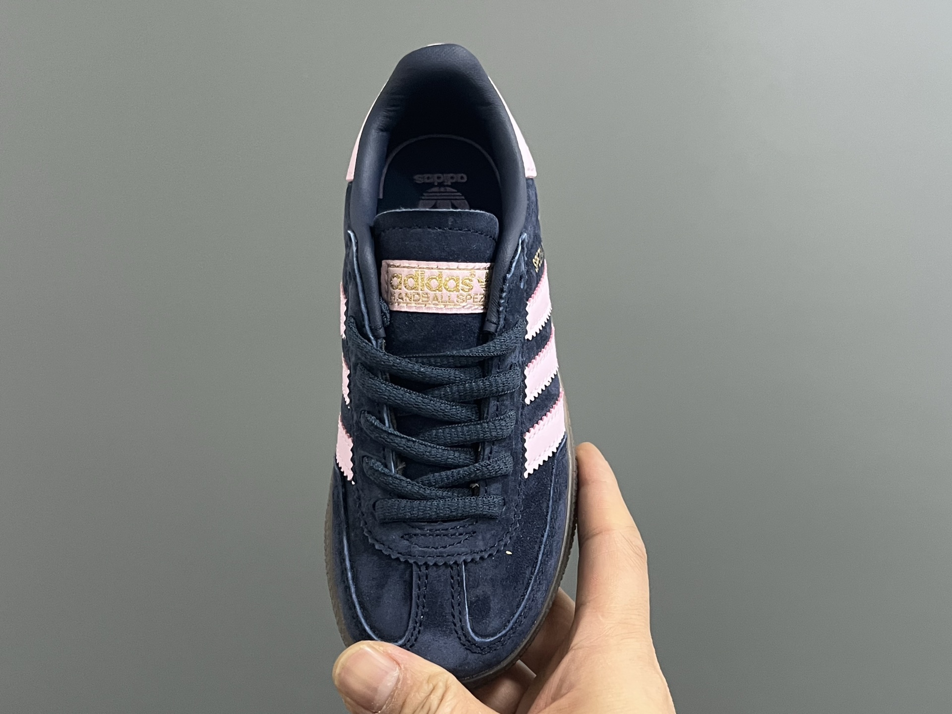 图片[8]-AD德训三代handball spezial儿童手球鞋休闲鞋 尺码：24-37码 超百搭的新款德训🆕 优质猪八革面料，质感满分💯 橡胶耐磨防滑大底，脚感超赞👍🏻 额外附赠一对鞋带扣，穿脱更加方便✌🏻-选品中心