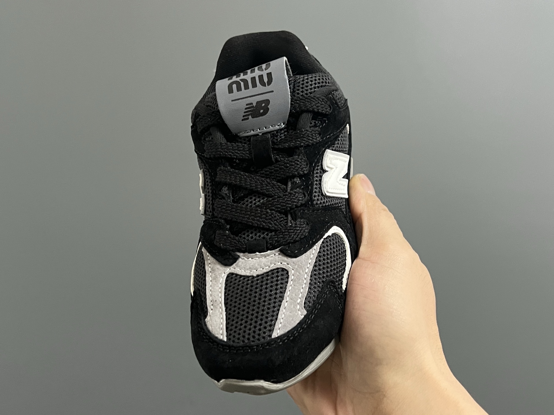 图片[3]-牛B 联名网面儿童鞋带扣休闲鞋 尺码：24-37码 经典NB MIUMIU联名系列🆕 附赠一对鞋带扣，穿脱超方便✌🏻 优质麂皮网面拼接☁️ 橡胶耐磨防滑大底，脚感超赞👍🏻-选品中心