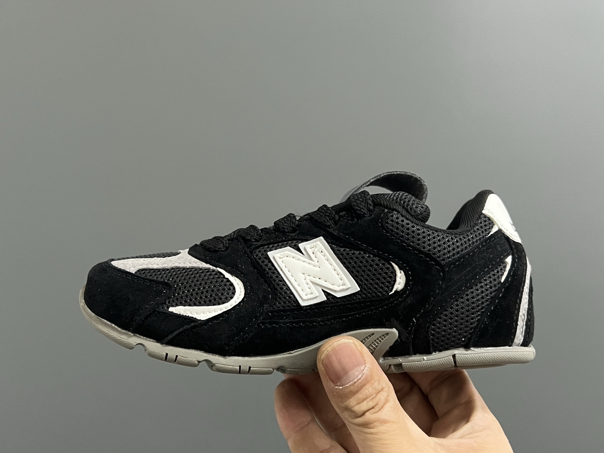 图片[4]-牛B 联名网面儿童鞋带扣休闲鞋 尺码：24-37码 经典NB MIUMIU联名系列🆕 附赠一对鞋带扣，穿脱超方便✌🏻 优质麂皮网面拼接☁️ 橡胶耐磨防滑大底，脚感超赞👍🏻-选品中心