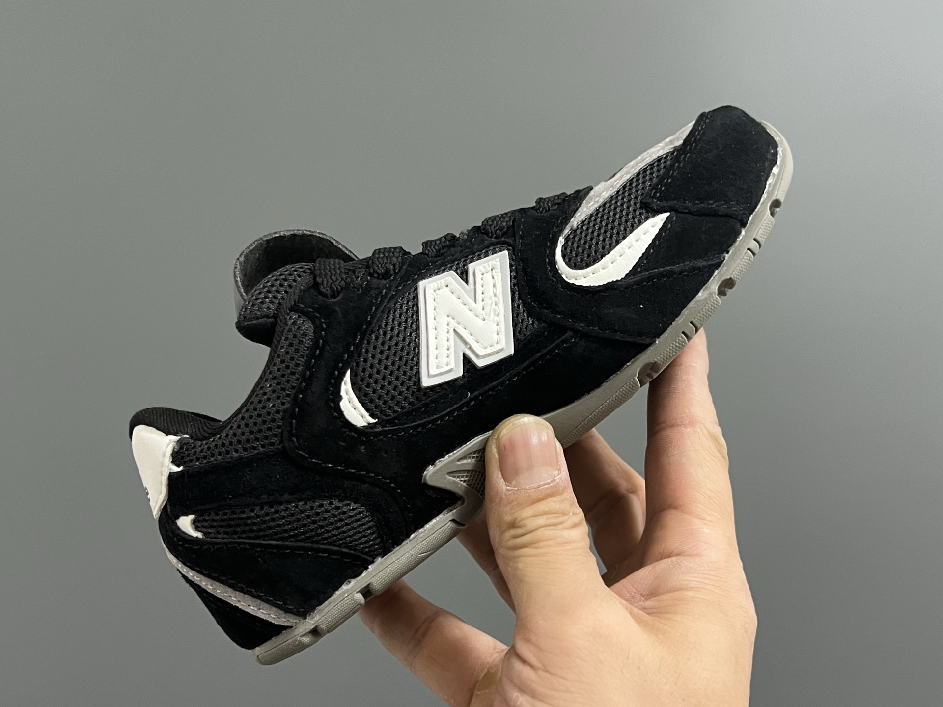 图片[6]-牛B 联名网面儿童鞋带扣休闲鞋 尺码：24-37码 经典NB MIUMIU联名系列🆕 附赠一对鞋带扣，穿脱超方便✌🏻 优质麂皮网面拼接☁️ 橡胶耐磨防滑大底，脚感超赞👍🏻-选品中心