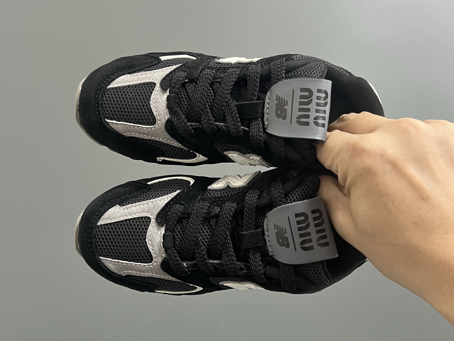 图片[2]-牛B 联名网面儿童鞋带扣休闲鞋 尺码：24-37码 经典NB MIUMIU联名系列🆕 附赠一对鞋带扣，穿脱超方便✌🏻 优质麂皮网面拼接☁️ 橡胶耐磨防滑大底，脚感超赞👍🏻-选品中心