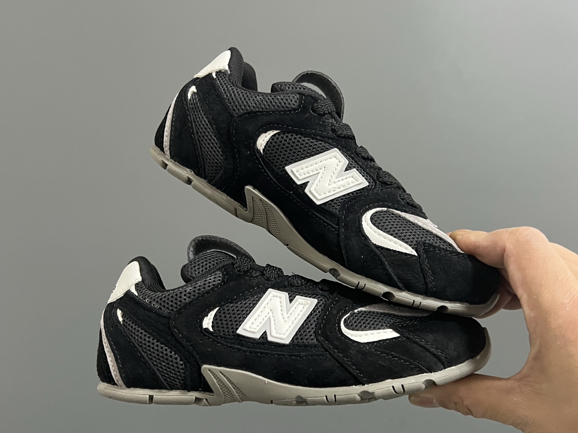 图片[9]-牛B 联名网面儿童鞋带扣休闲鞋 尺码：24-37码 经典NB MIUMIU联名系列🆕 附赠一对鞋带扣，穿脱超方便✌🏻 优质麂皮网面拼接☁️ 橡胶耐磨防滑大底，脚感超赞👍🏻-选品中心