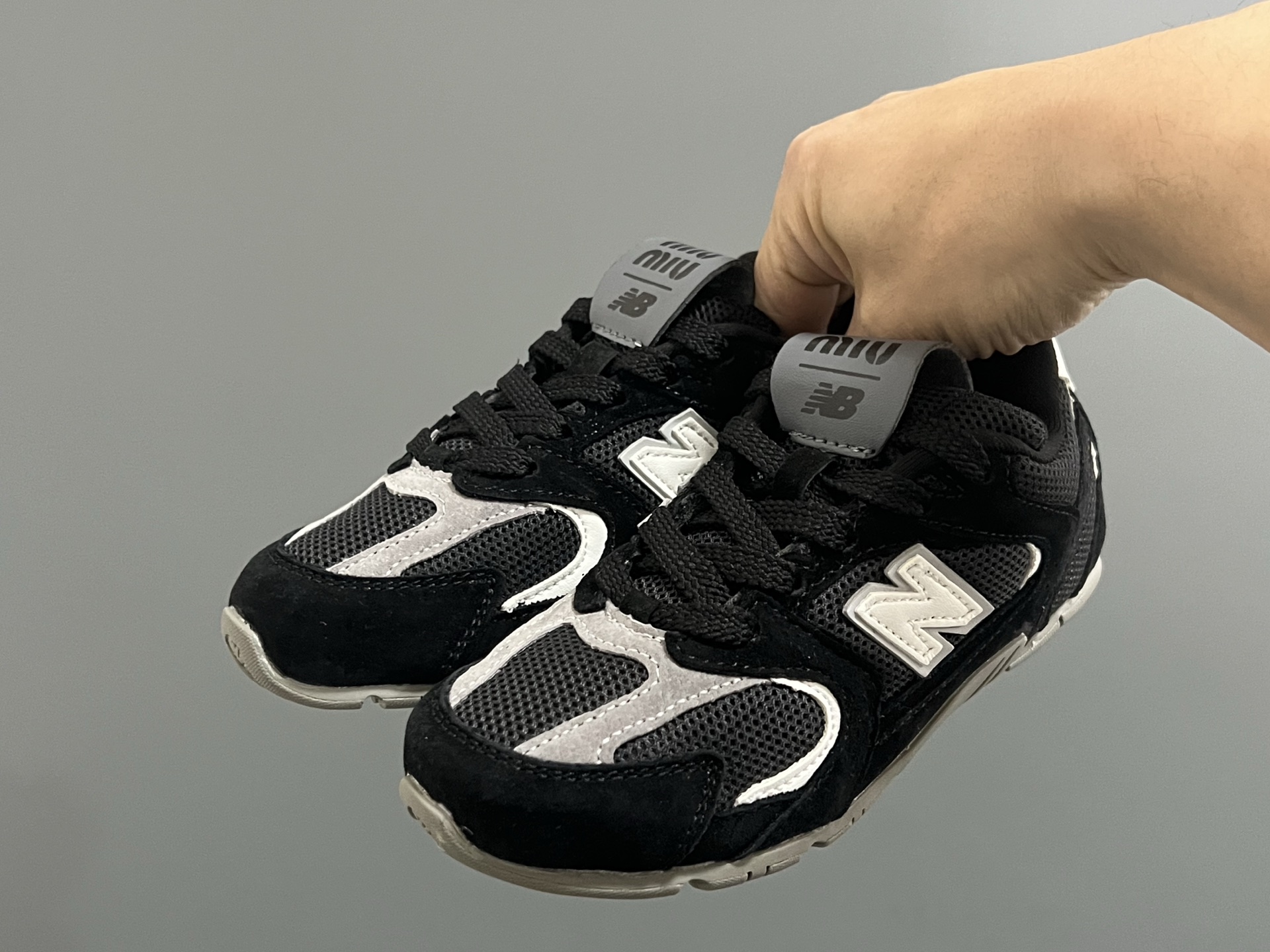 牛B 联名网面儿童鞋带扣休闲鞋 尺码：24-37码 经典NB MIUMIU联名系列🆕 附赠一对鞋带扣，穿脱超方便✌🏻 优质麂皮网面拼接☁️ 橡胶耐磨防滑大底，脚感超赞👍🏻-选品中心