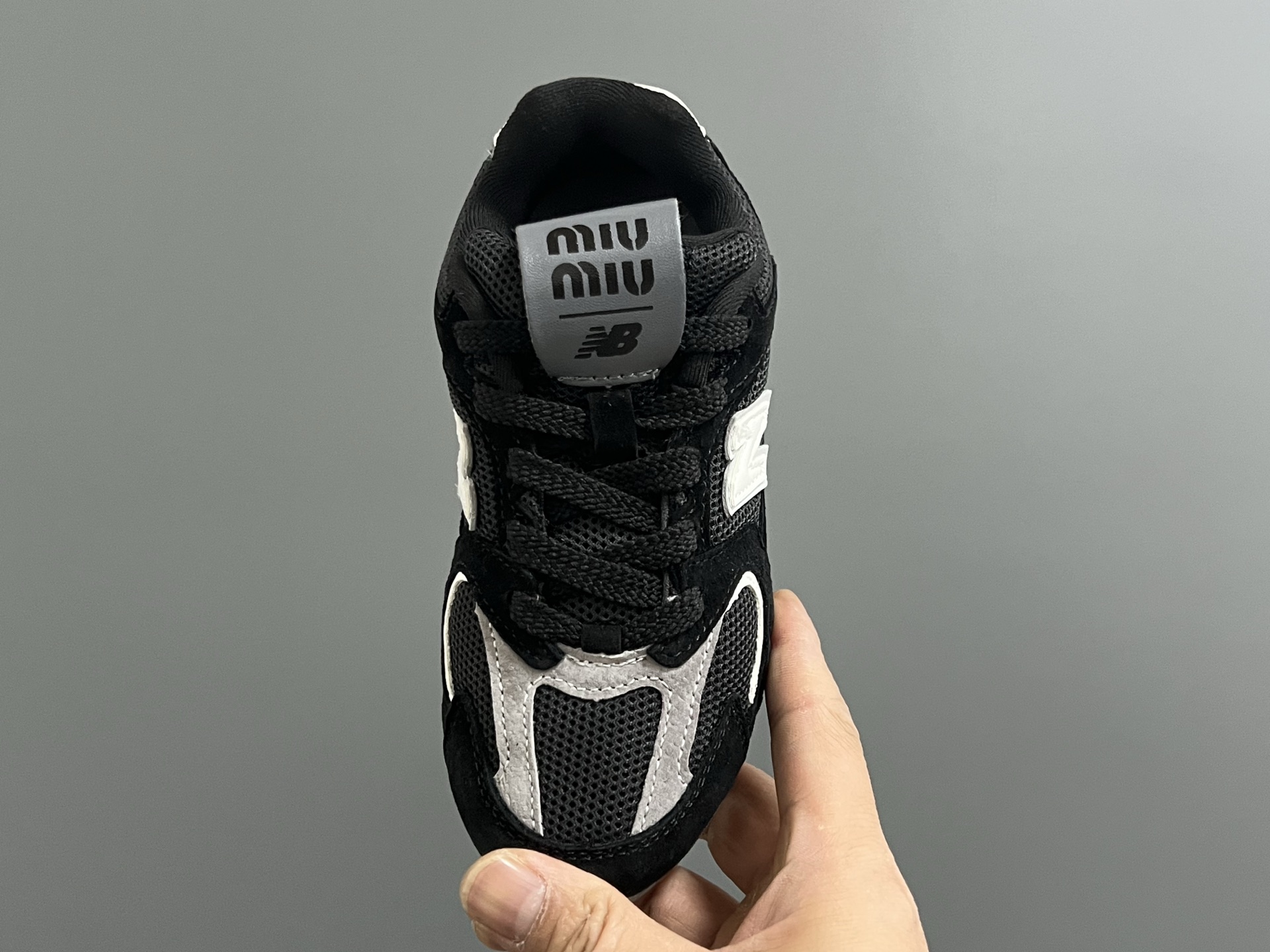 图片[8]-牛B 联名网面儿童鞋带扣休闲鞋 尺码：24-37码 经典NB MIUMIU联名系列🆕 附赠一对鞋带扣，穿脱超方便✌🏻 优质麂皮网面拼接☁️ 橡胶耐磨防滑大底，脚感超赞👍🏻-选品中心