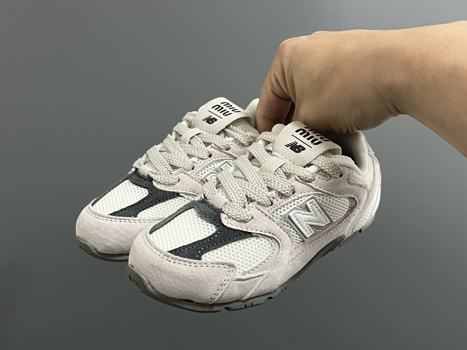 图片[2]-牛B 联名网面儿童鞋带扣休闲鞋 尺码：24-37码 经典NB MIUMIU联名系列🆕 附赠一对鞋带扣，穿脱超方便✌🏻 优质麂皮网面拼接☁️ 橡胶耐磨防滑大底，脚感超赞👍🏻-选品中心