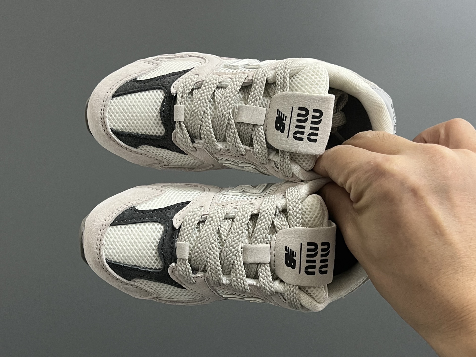 牛B 联名网面儿童鞋带扣休闲鞋 尺码：24-37码 经典NB MIUMIU联名系列🆕 附赠一对鞋带扣，穿脱超方便✌🏻 优质麂皮网面拼接☁️ 橡胶耐磨防滑大底，脚感超赞👍🏻-选品中心