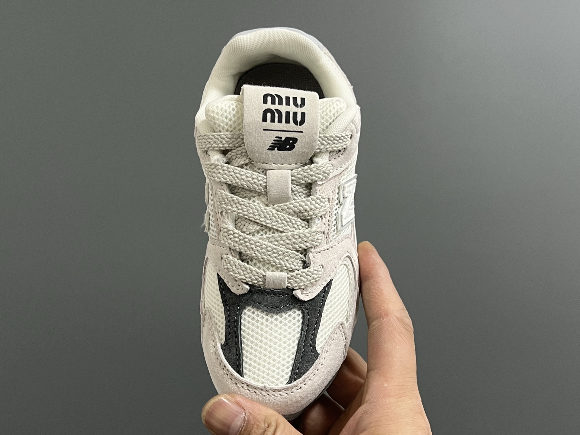 图片[8]-牛B 联名网面儿童鞋带扣休闲鞋 尺码：24-37码 经典NB MIUMIU联名系列🆕 附赠一对鞋带扣，穿脱超方便✌🏻 优质麂皮网面拼接☁️ 橡胶耐磨防滑大底，脚感超赞👍🏻-选品中心