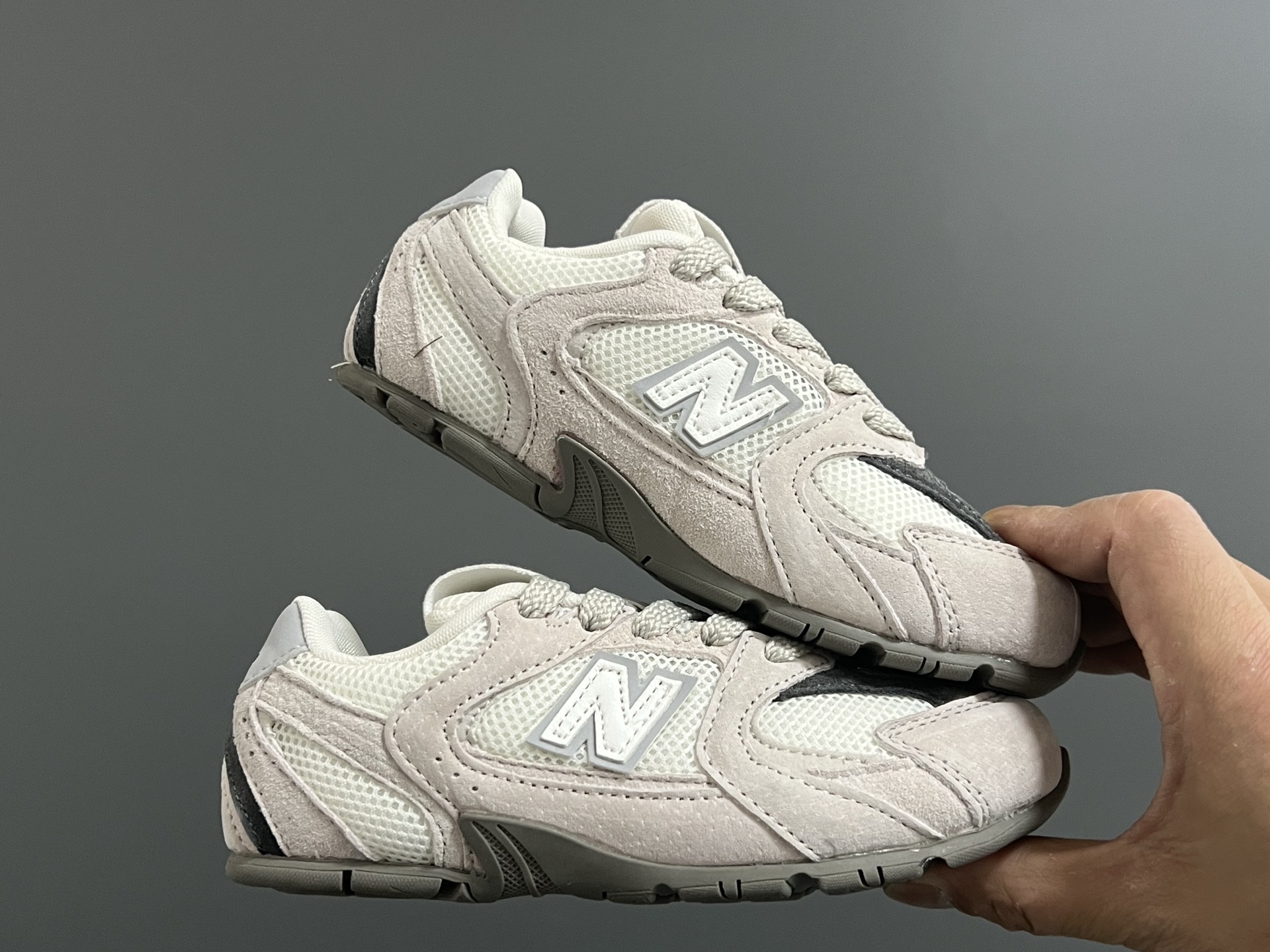 图片[9]-牛B 联名网面儿童鞋带扣休闲鞋 尺码：24-37码 经典NB MIUMIU联名系列🆕 附赠一对鞋带扣，穿脱超方便✌🏻 优质麂皮网面拼接☁️ 橡胶耐磨防滑大底，脚感超赞👍🏻-选品中心