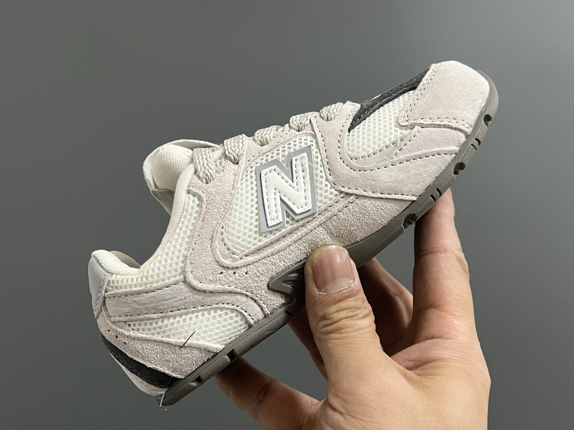 图片[6]-牛B 联名网面儿童鞋带扣休闲鞋 尺码：24-37码 经典NB MIUMIU联名系列🆕 附赠一对鞋带扣，穿脱超方便✌🏻 优质麂皮网面拼接☁️ 橡胶耐磨防滑大底，脚感超赞👍🏻-选品中心